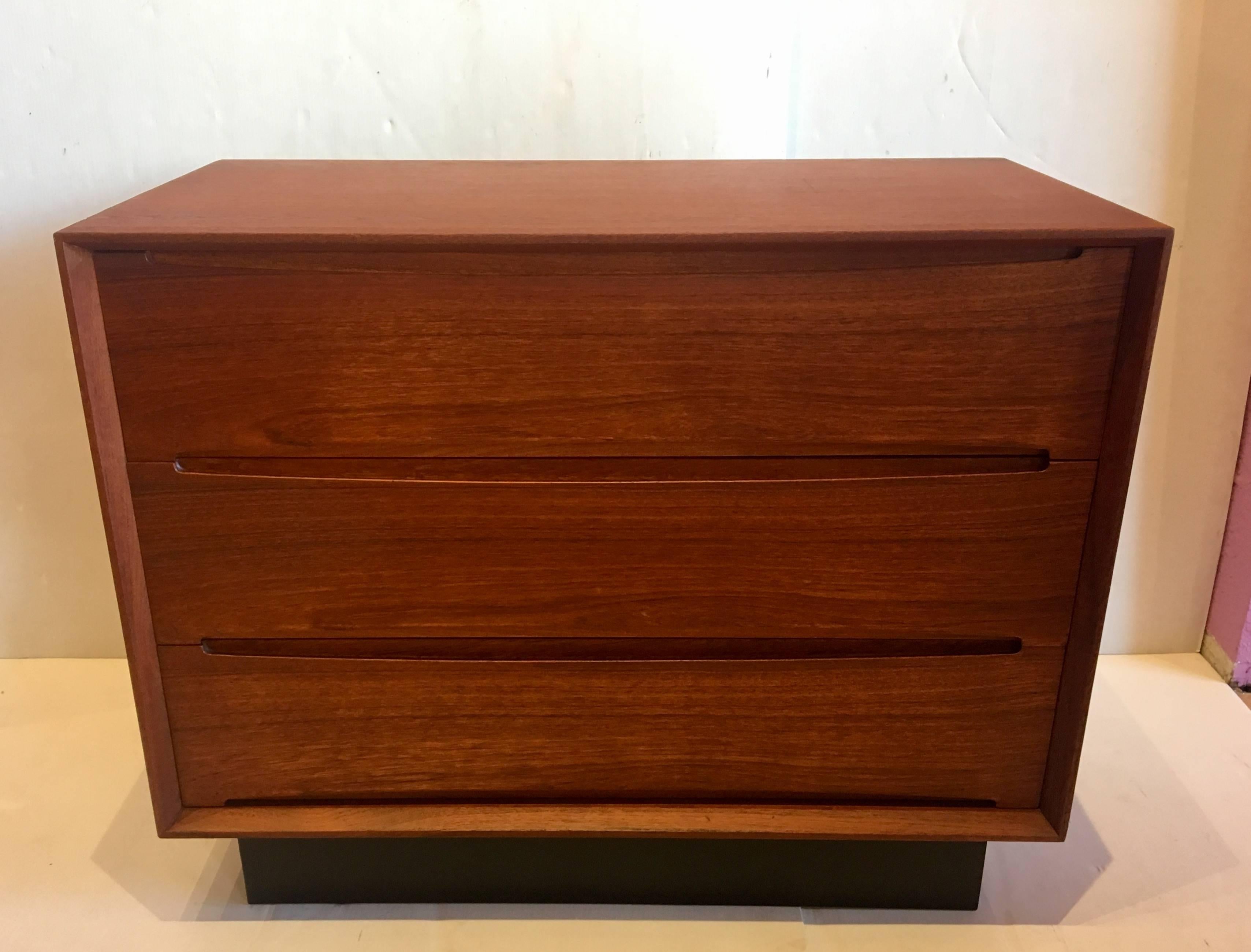 Great quality and craftsmanship on this elegant small triple dresser by Dyrlund made in Denmark, refinished in the back dovetail drawers and freshly restored. Sitting on a black lacquer wood base to give a floating illusion.