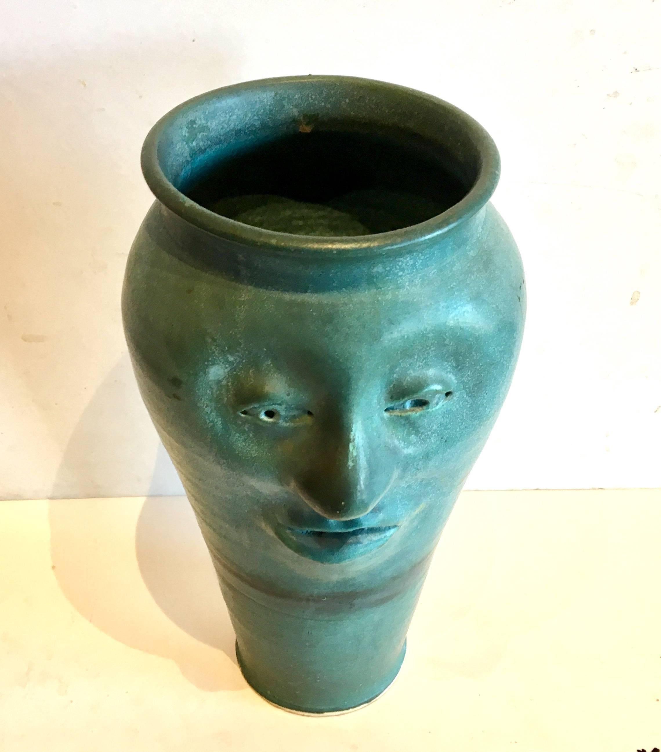 Magnifique vase en céramique bien réalisé par Fontaine, vers les années 1970. Estampillé en bas d'un visage, une pièce unique en son genre.