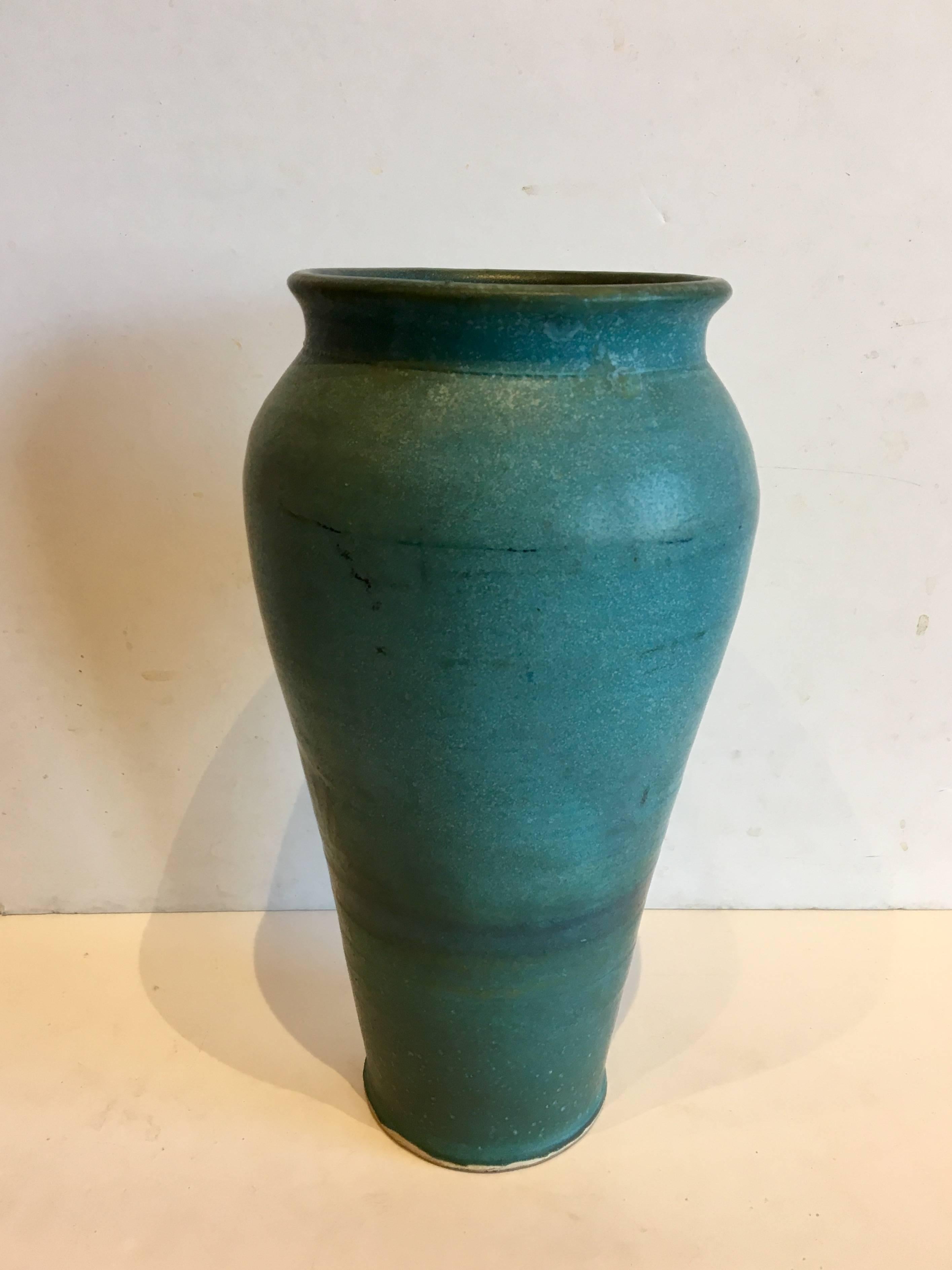 Américain Vase unique en poterie de grès tourné à la main par Fontaine en vente