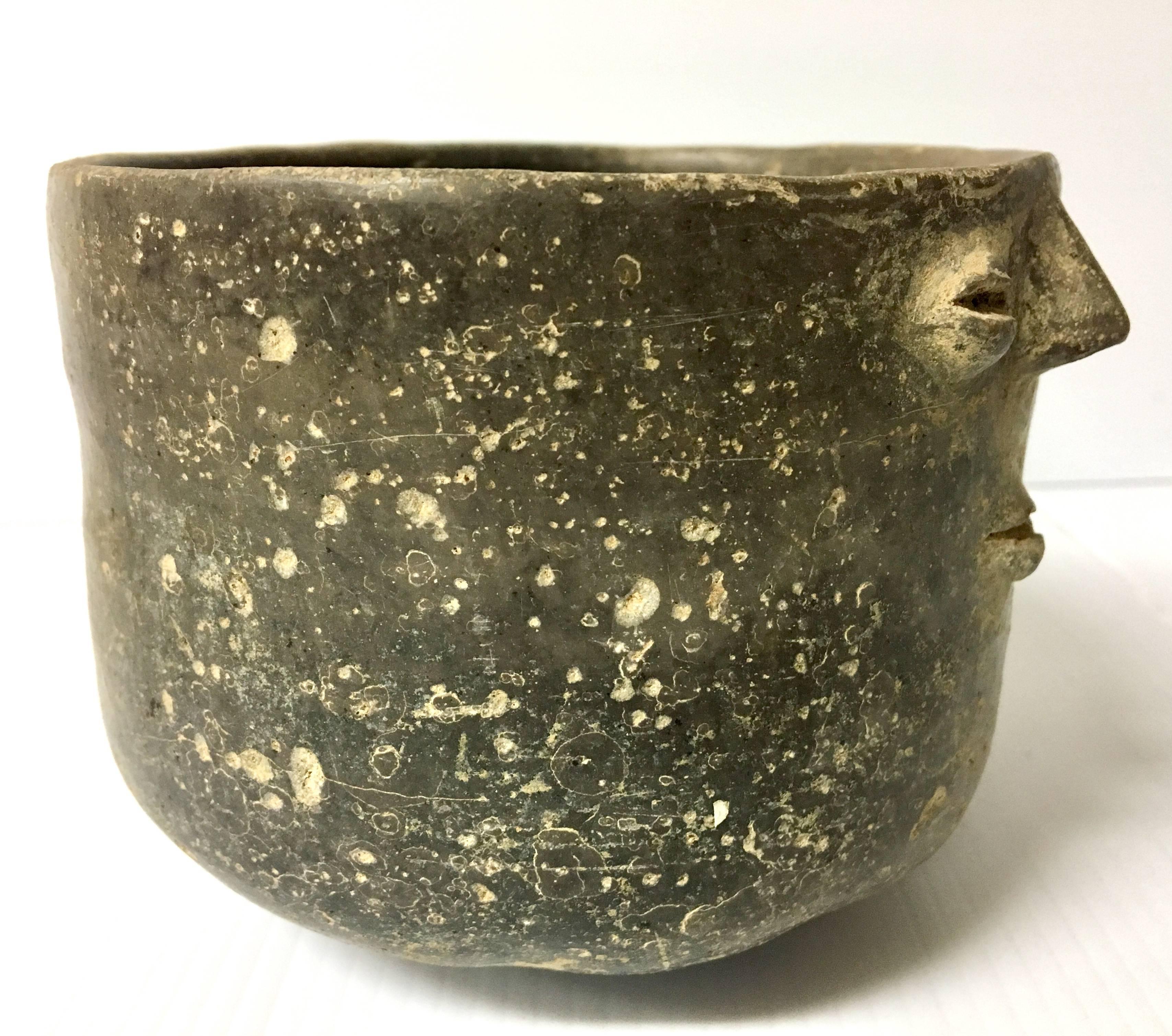 Antike handgefertigte Vase aus afrikanischer Stammeskunst, Unikat (20. Jahrhundert) im Angebot
