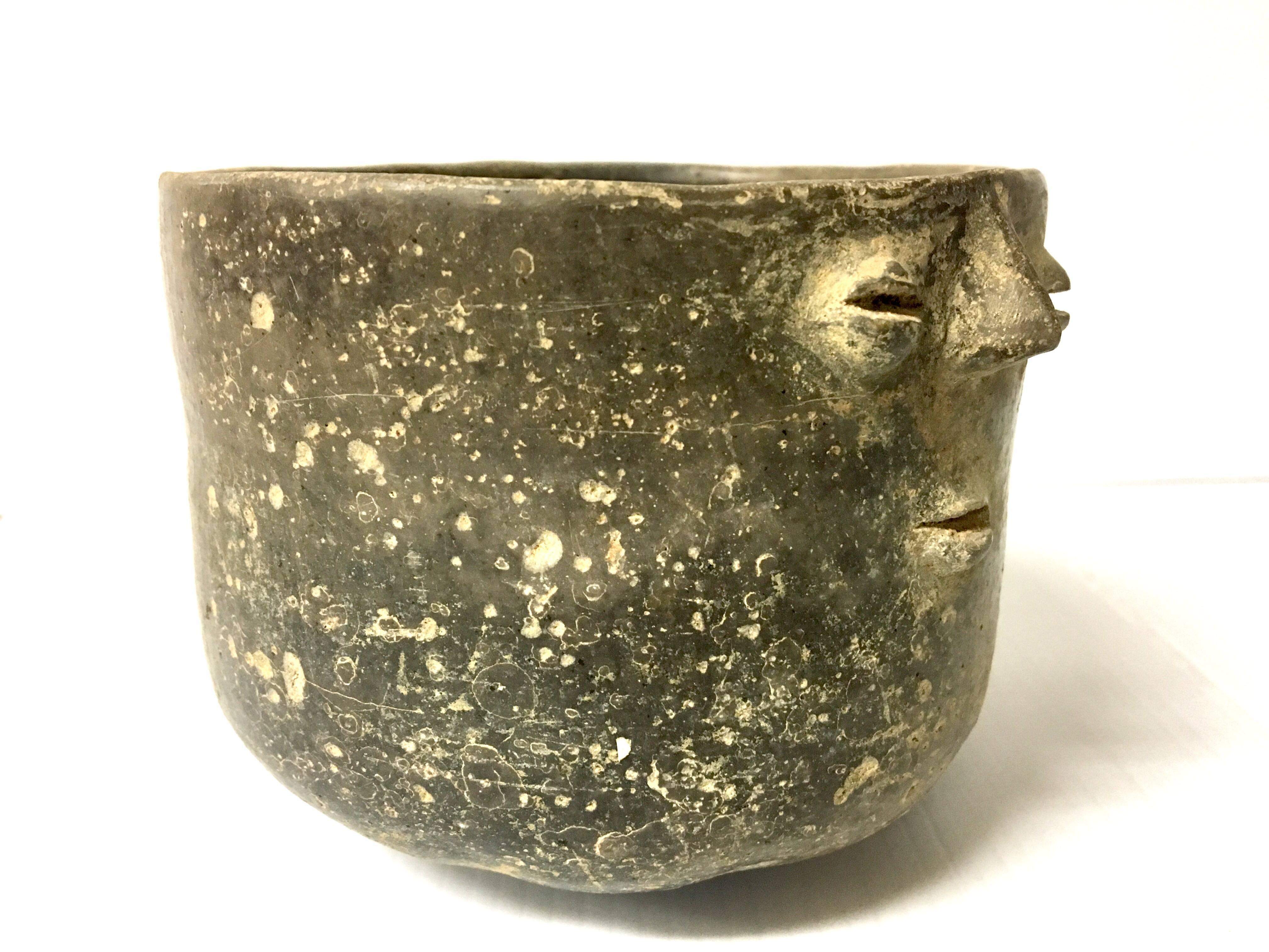 Antike handgefertigte Vase aus afrikanischer Stammeskunst, Unikat im Angebot 1