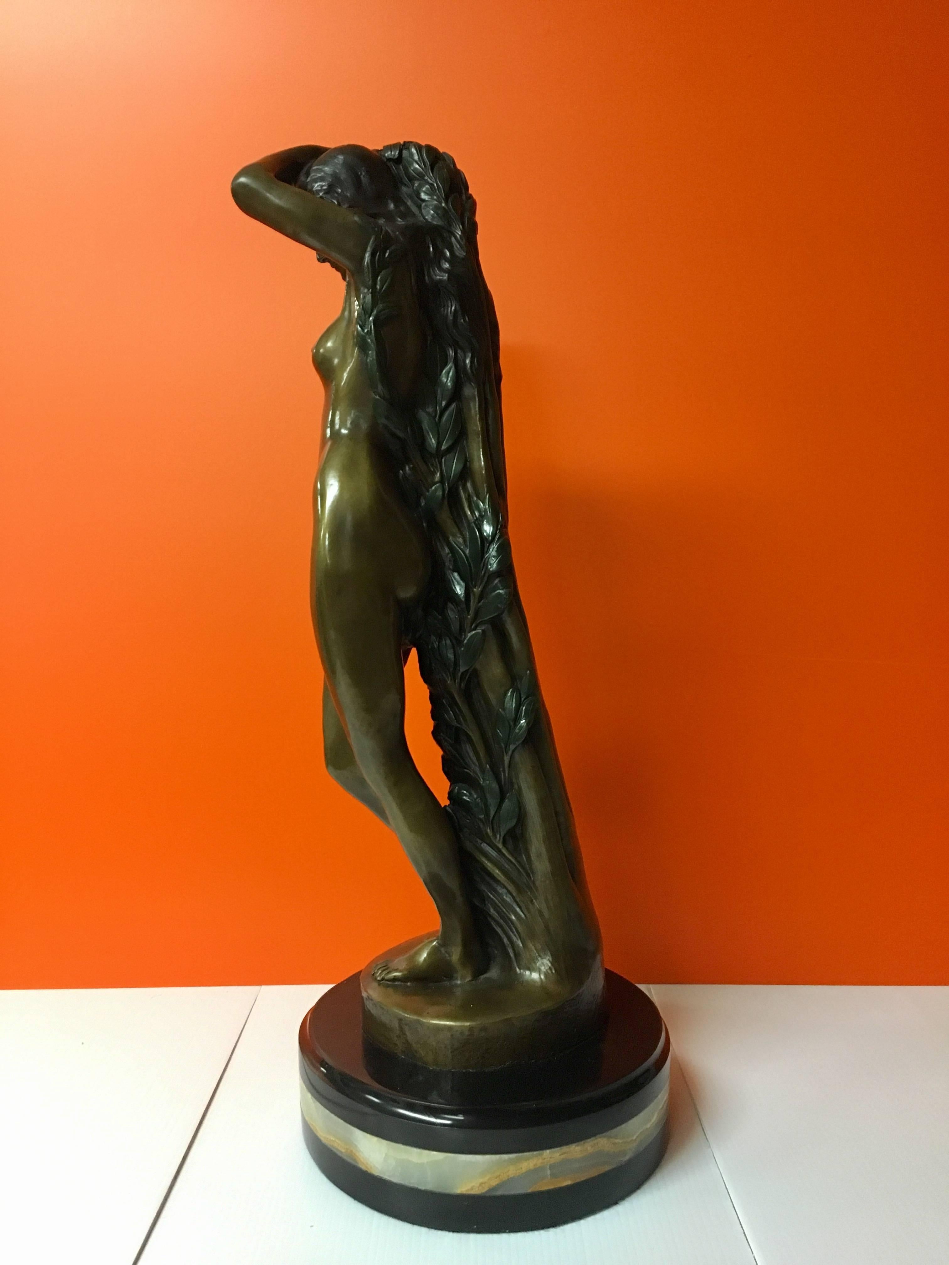 Américain Grande sculpture en bronze et marbre d'une femme nue intitulée « La vigne ». en vente