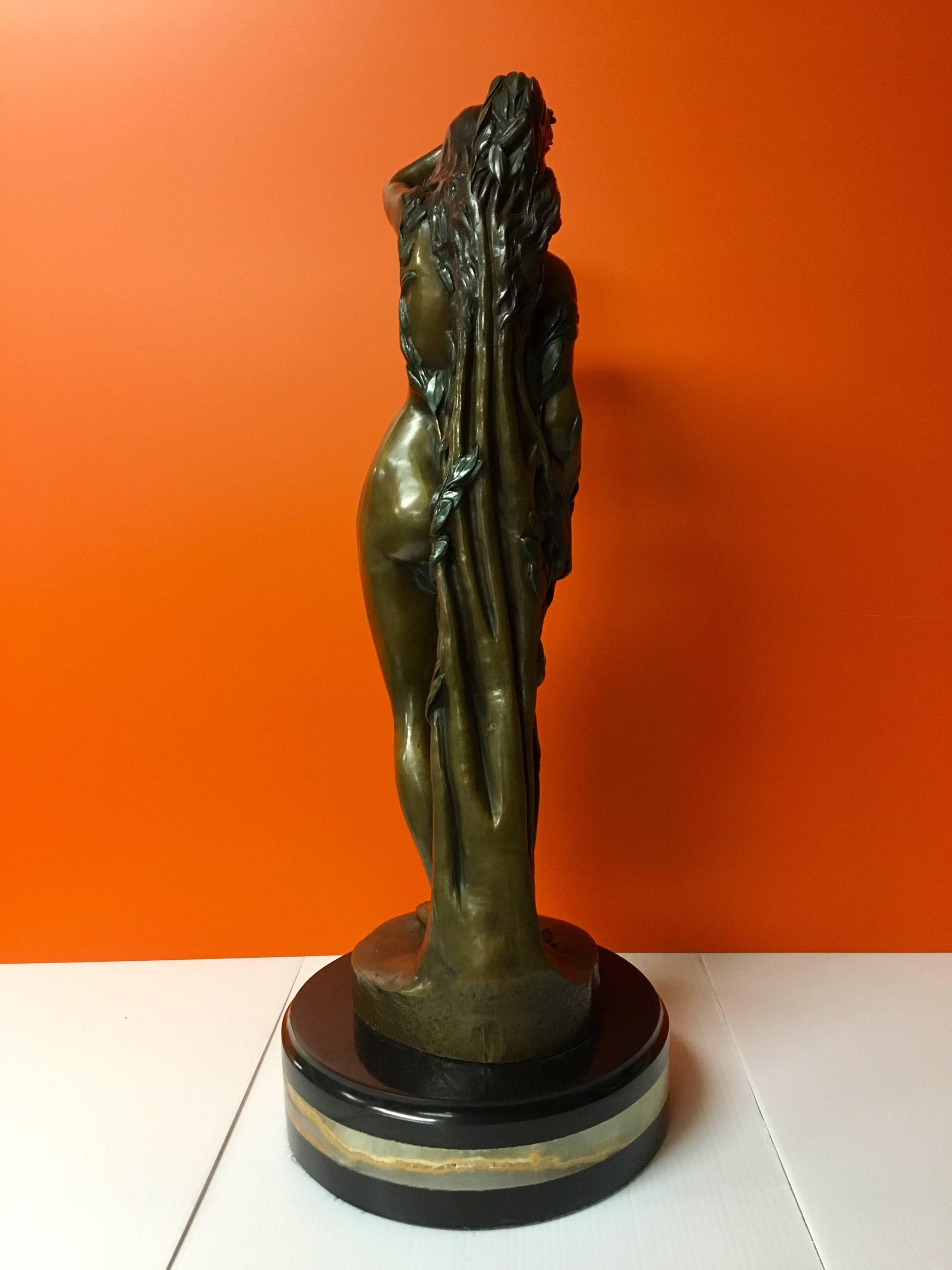 Moulage Grande sculpture en bronze et marbre d'une femme nue intitulée « La vigne ». en vente