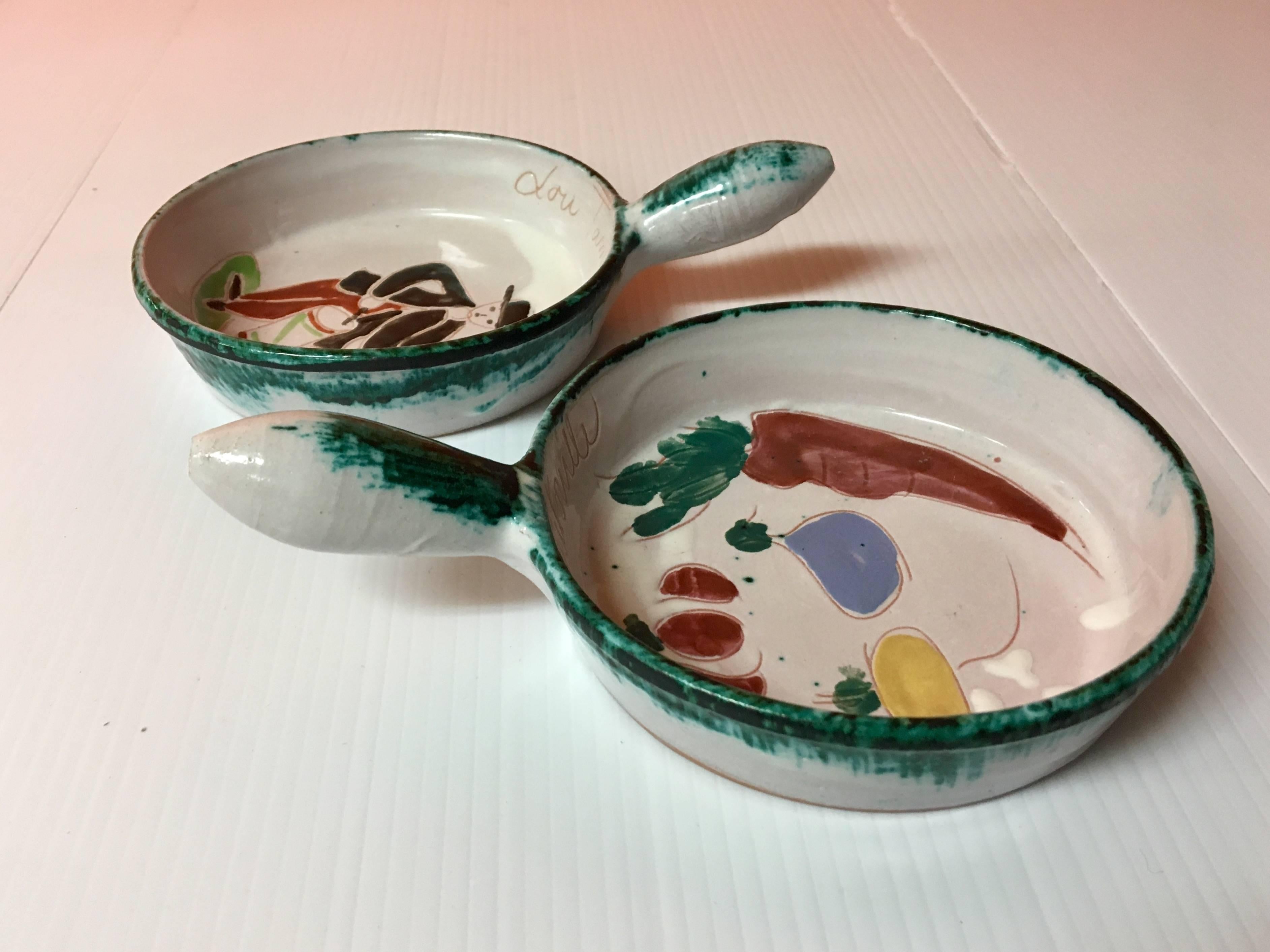 Dekorative Mini-Kasserole „Lou Tambourimaine“ und „La Ratatouille“ aus Keramik (Handbemalt) im Angebot