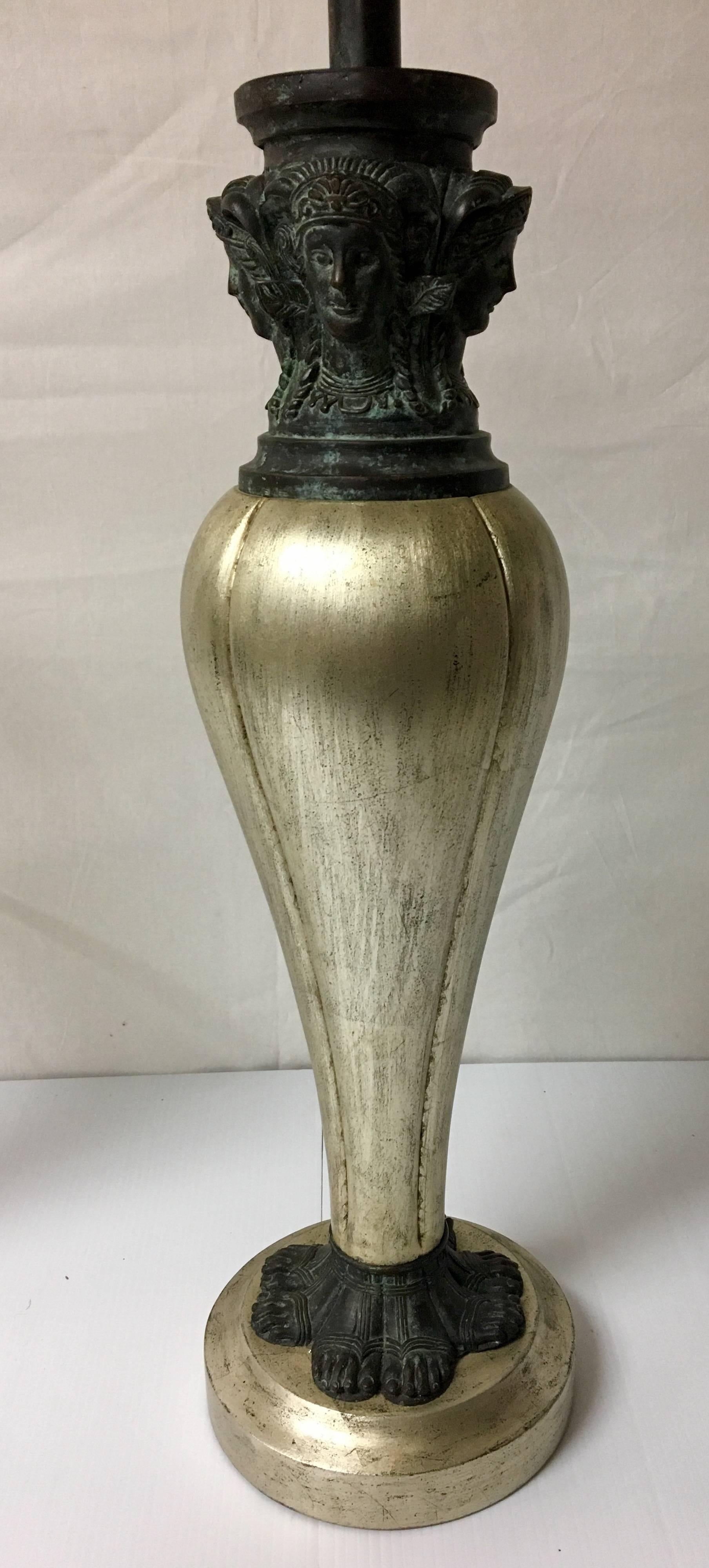 20ième siècle Paire de lampes de bureau de style égyptien avec accents en bronze par Maitland Smith en vente