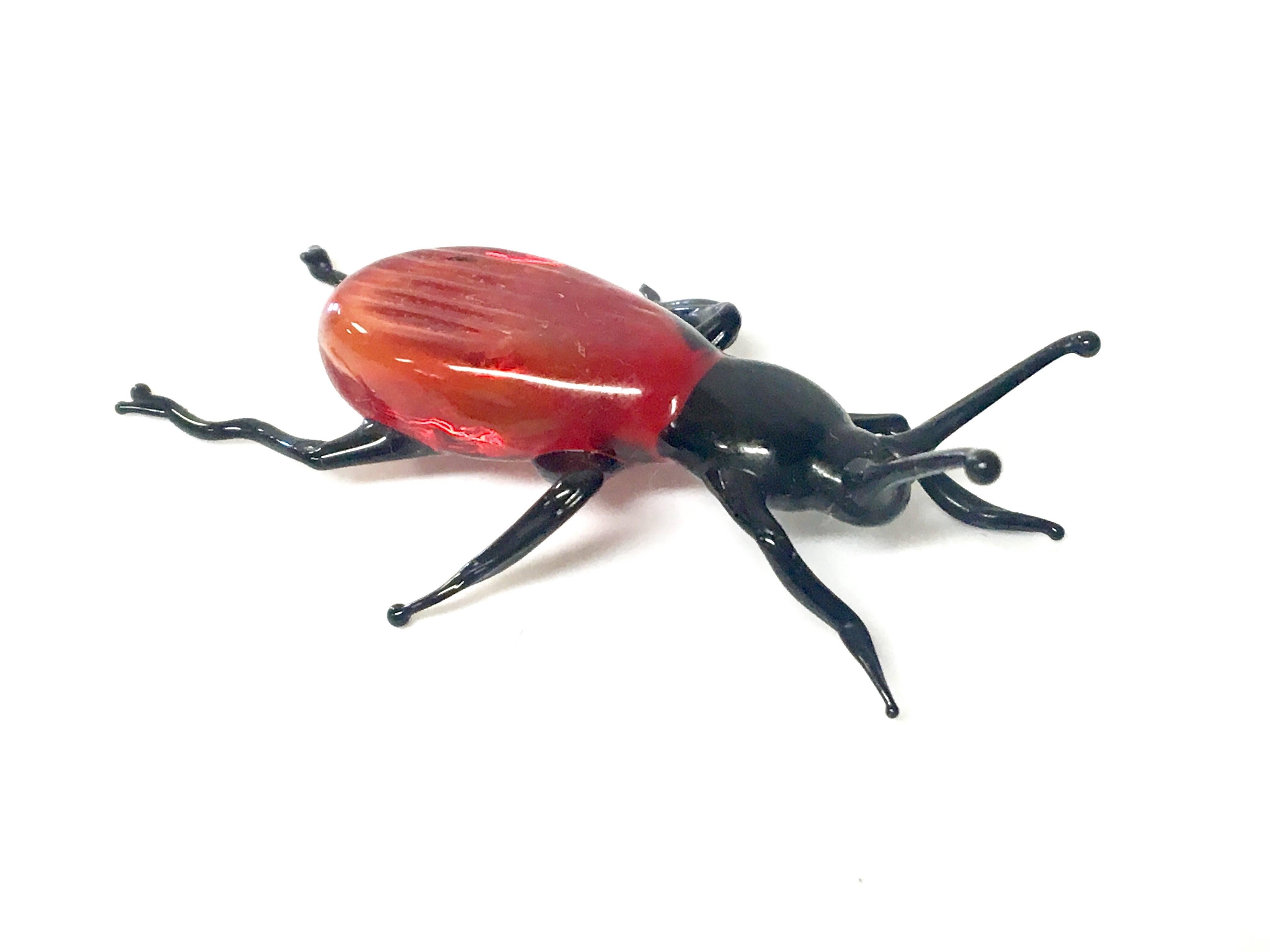 Beautiful and rare beetle Murano glass miniature beetle or insect sculpture, circa 1970s. Excellent detail and very realistic looking with wonderful vibrant colors.