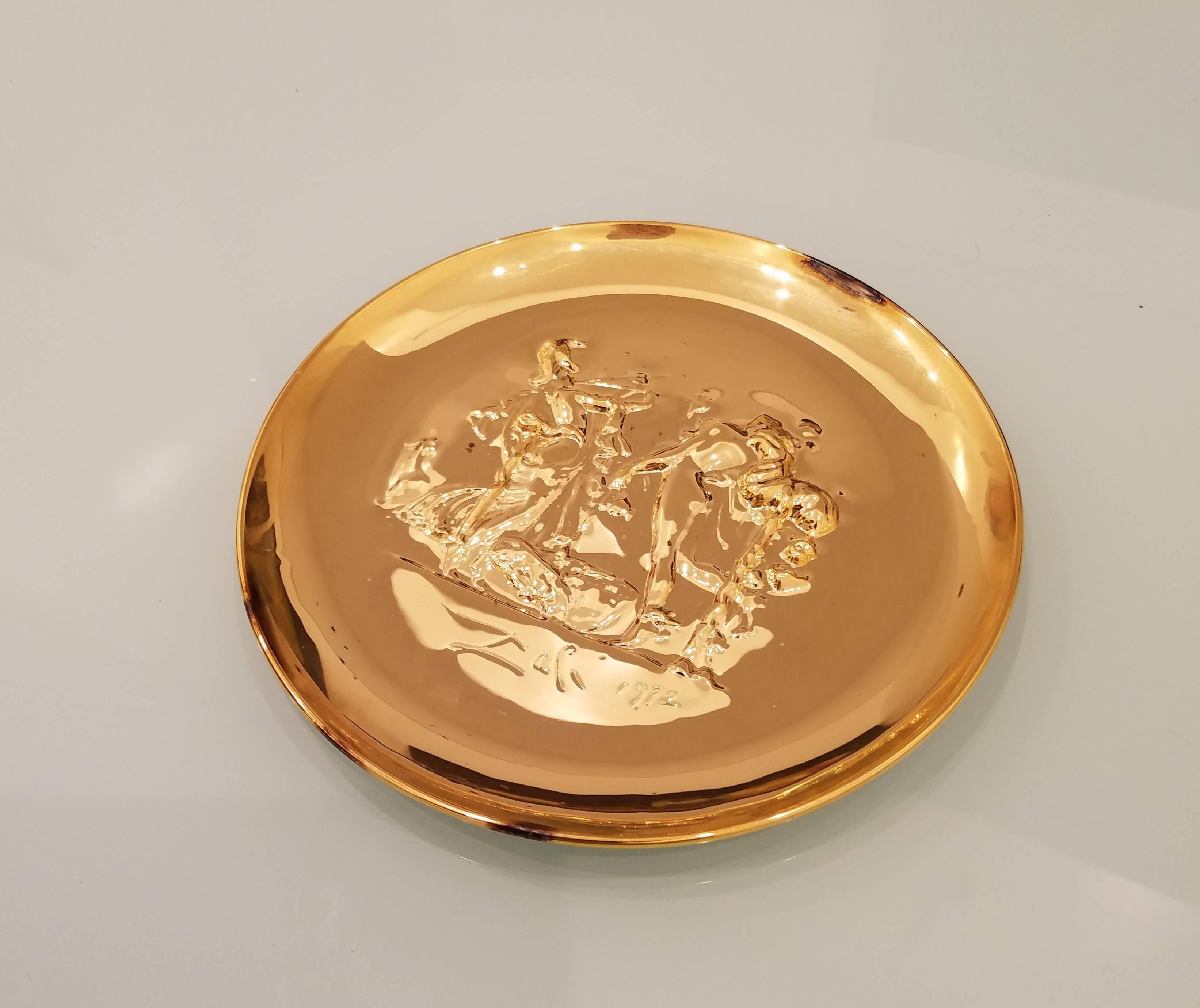 Very collectible and rare decorative plate, in sterling silver by SalvadorDali for the Lincoln Mint stamped and numbered, this piece was found in its original plastic wrap, the gold finish its due to age the piece has not been touched, it shows some