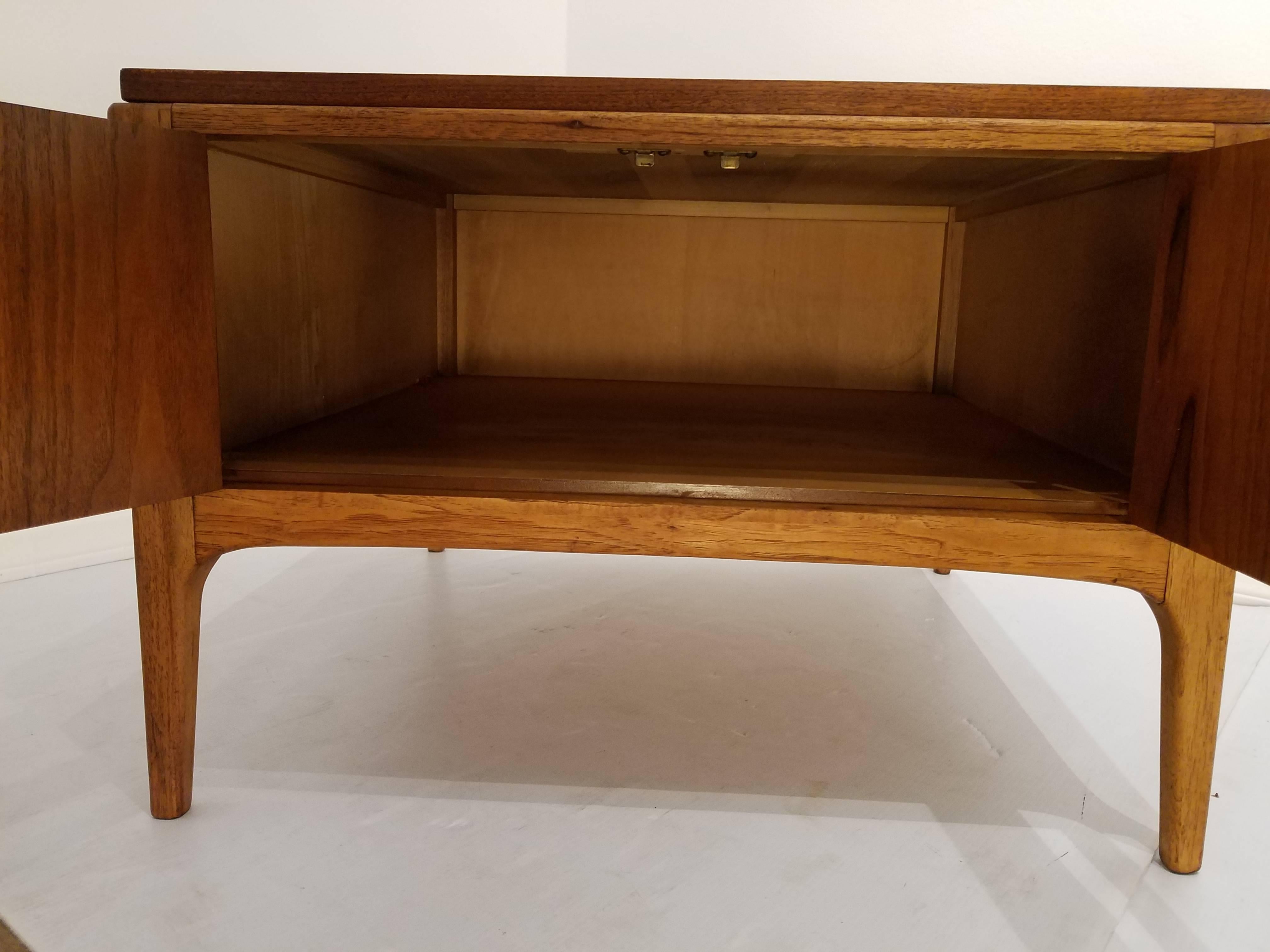 American Mid-Century Modern Square End Table Cabinet by Lane In Excellent Condition In San Diego, CA
