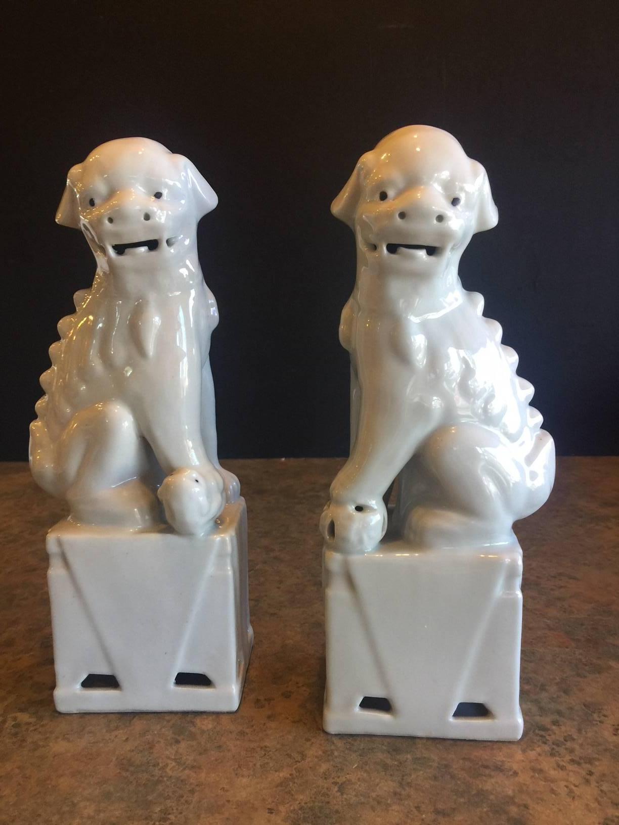 Pair of Midcentury Ceramic Foo Dogs / Bookends In Excellent Condition In San Diego, CA