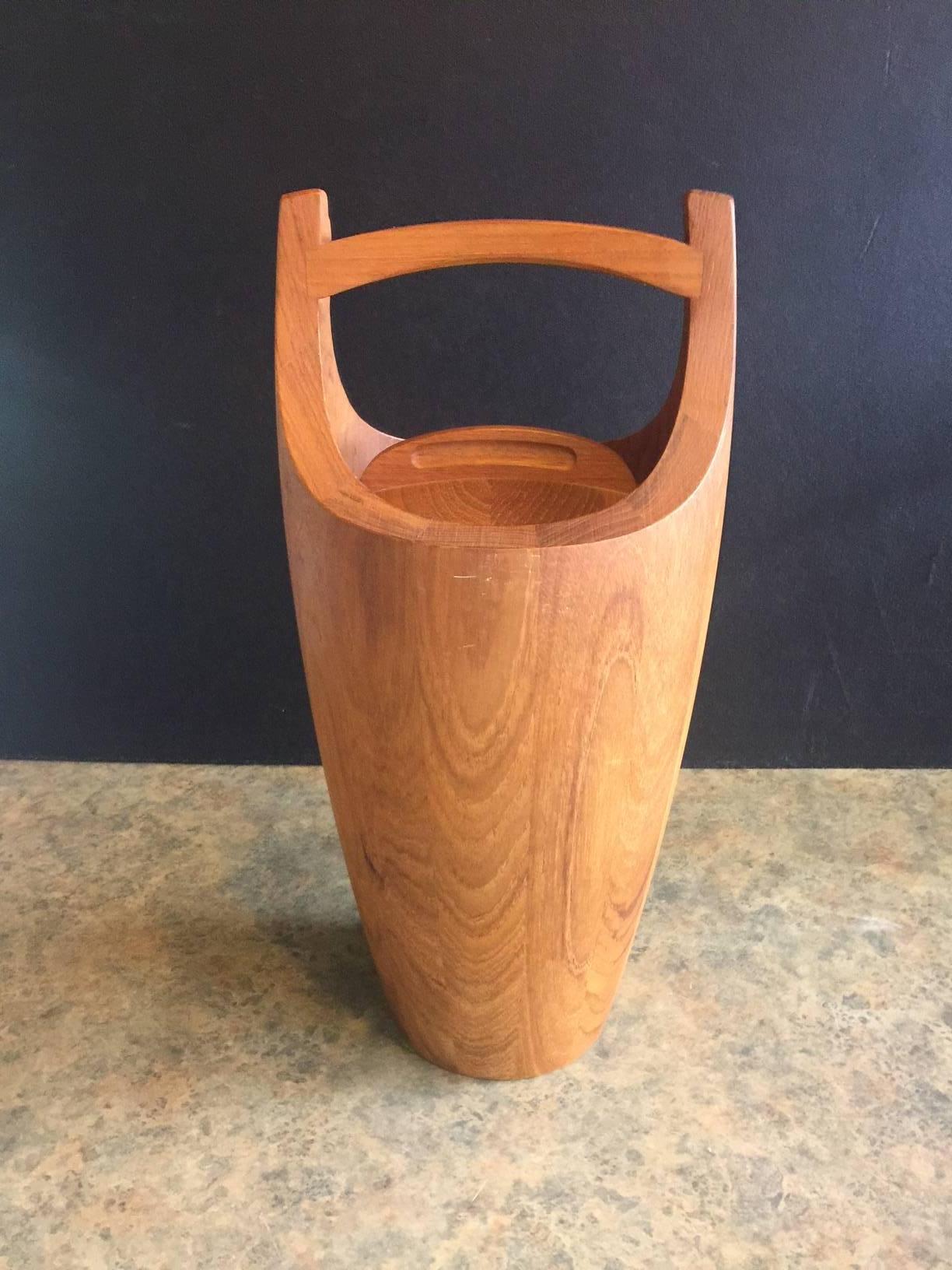 A very nice midcentury staved teak ice bucket by Jens Quistgaard for Dansk, circa 1960s. The iconic piece, which is part of the permanent collection of MoMA, is in excellent condition and recently reconditioned and oiled.