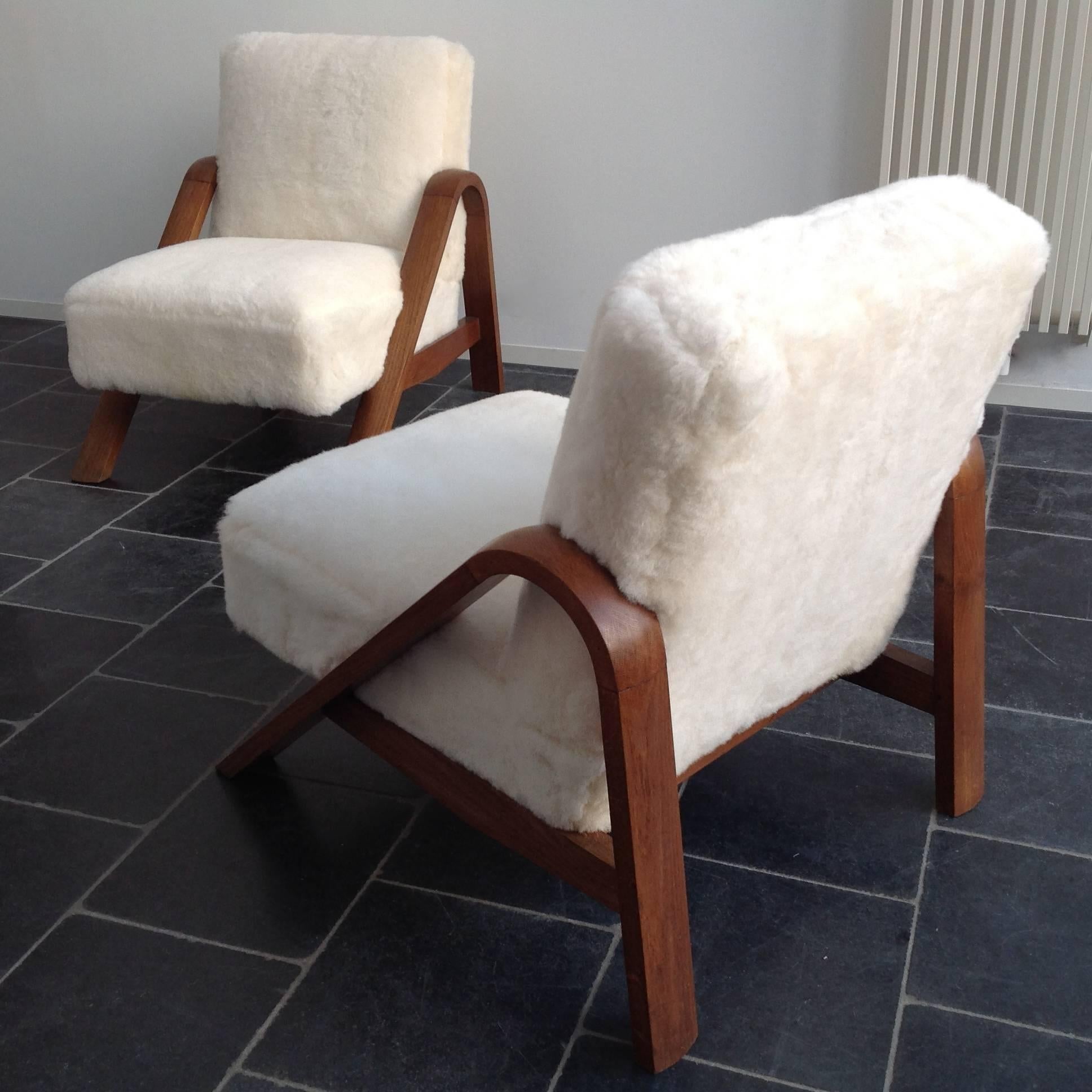 We bought these two armchairs in a beautiful house on the border of Paris.
In this house, fully equipped with designer furniture from the 1940s-1950s.
Famous and well-known designs as Prouvé were also present.
We have given these two armchairs a