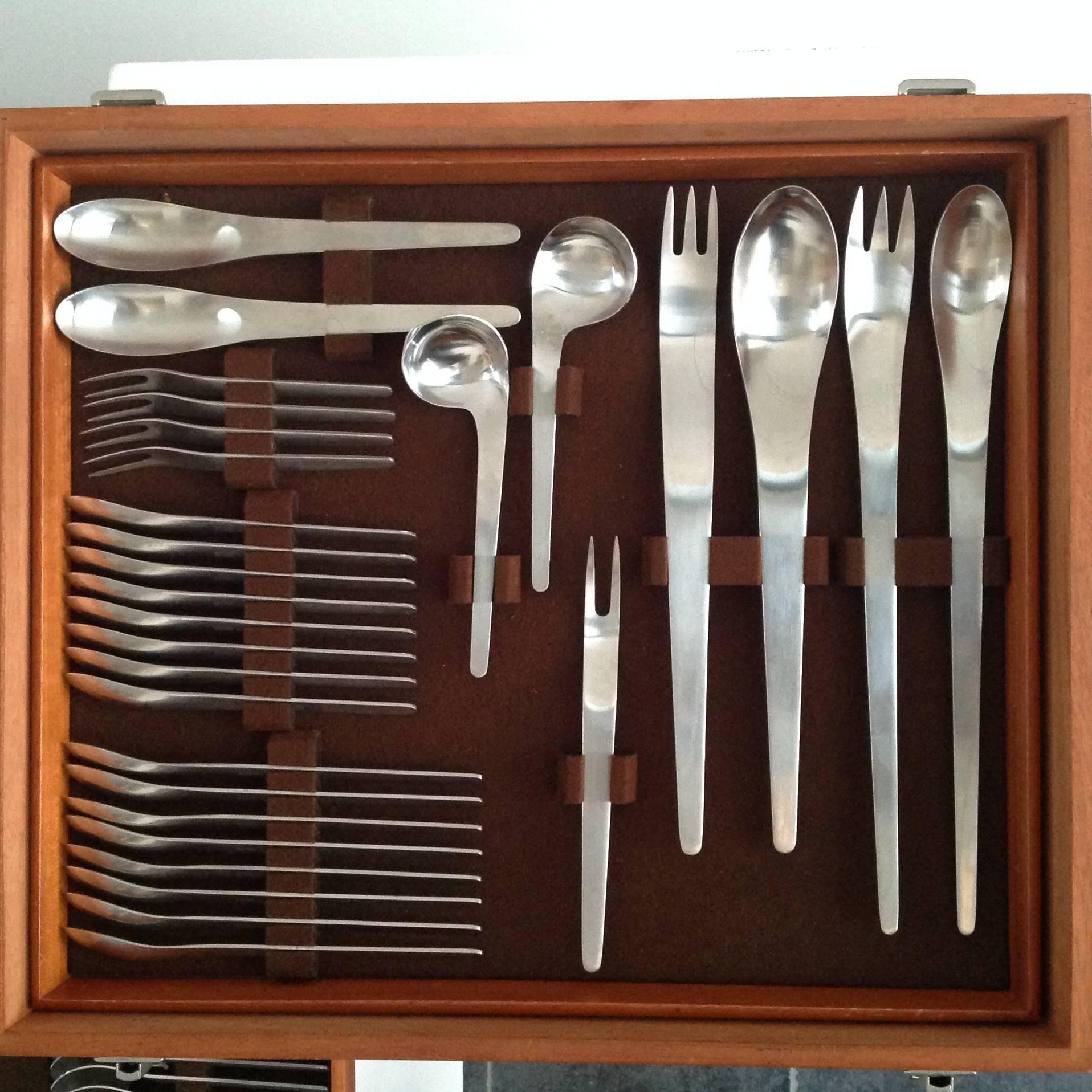 Stainless steel flatware service for eight designed by Arne Jacobsen for A. Michelsen. Complete set of 77 pieces in a original teak storage box. Each piece stamped A. Michelsen, stainless steel, Denmark.

More pictures and with a higher resolution