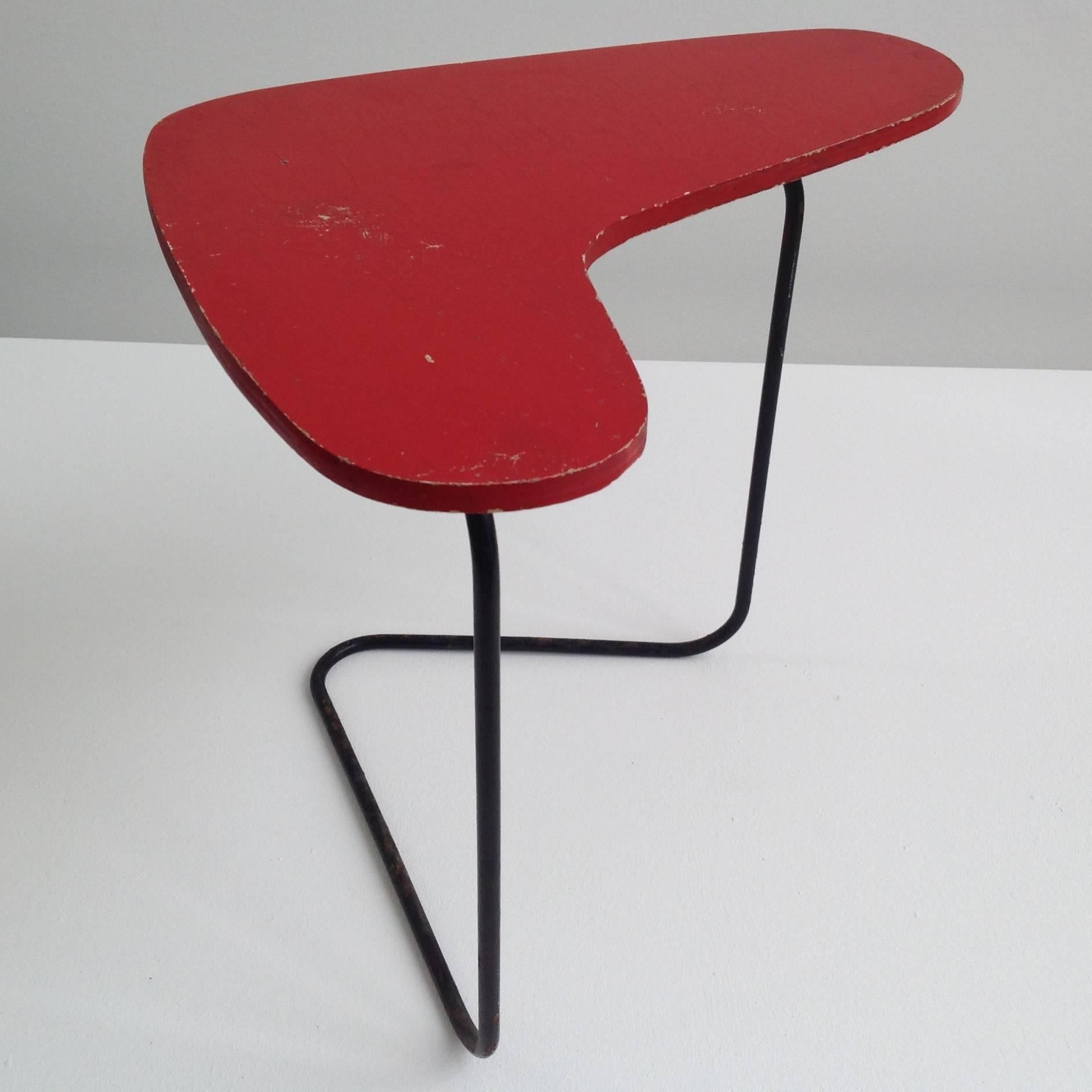 Very rare and hard to find, this small first edition G1 boomerang table.
Willy Van Der Meeren (1923-2002) was a famous Belgian architect.
Known by collectors.

More pictures and with a higher resolution are available on request. With over 25