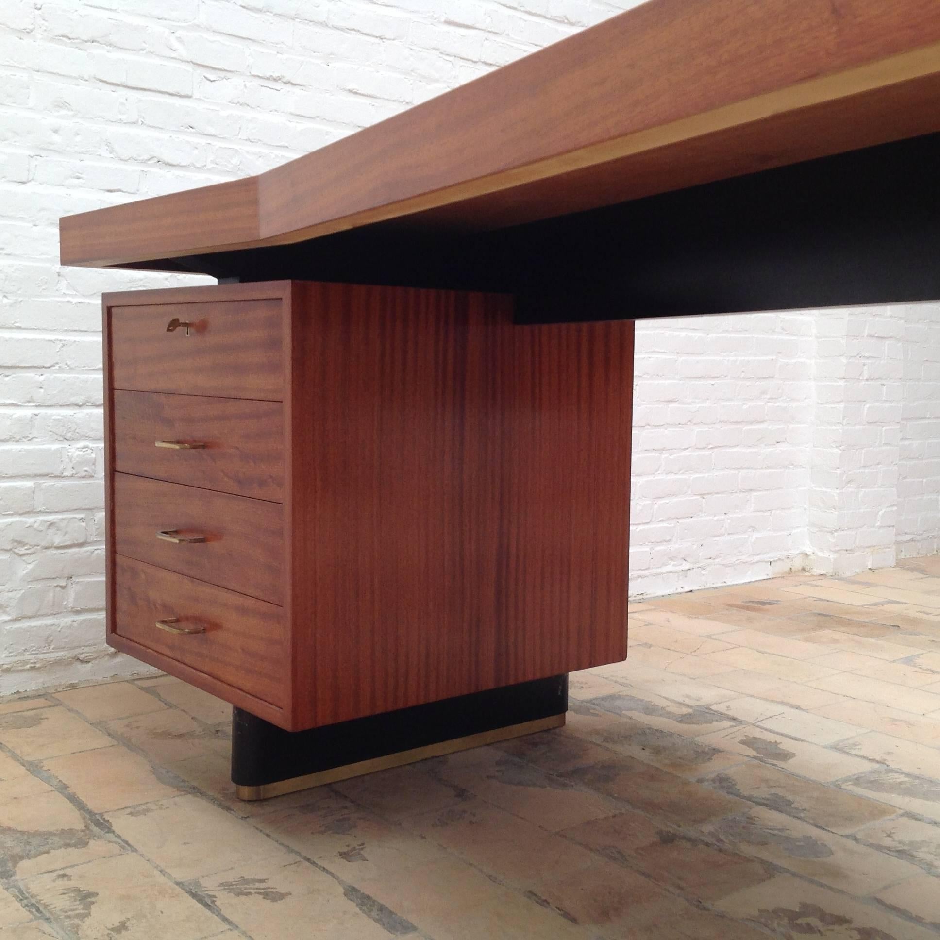 Very exclusive desk, designed by Belgian architect, Jos De Mey.
You can almost say that's a bureau of Jean Prouvé....
Look at the beautiful lines and finished with brass details....
You almost never find these with the same wooden top as a drawer