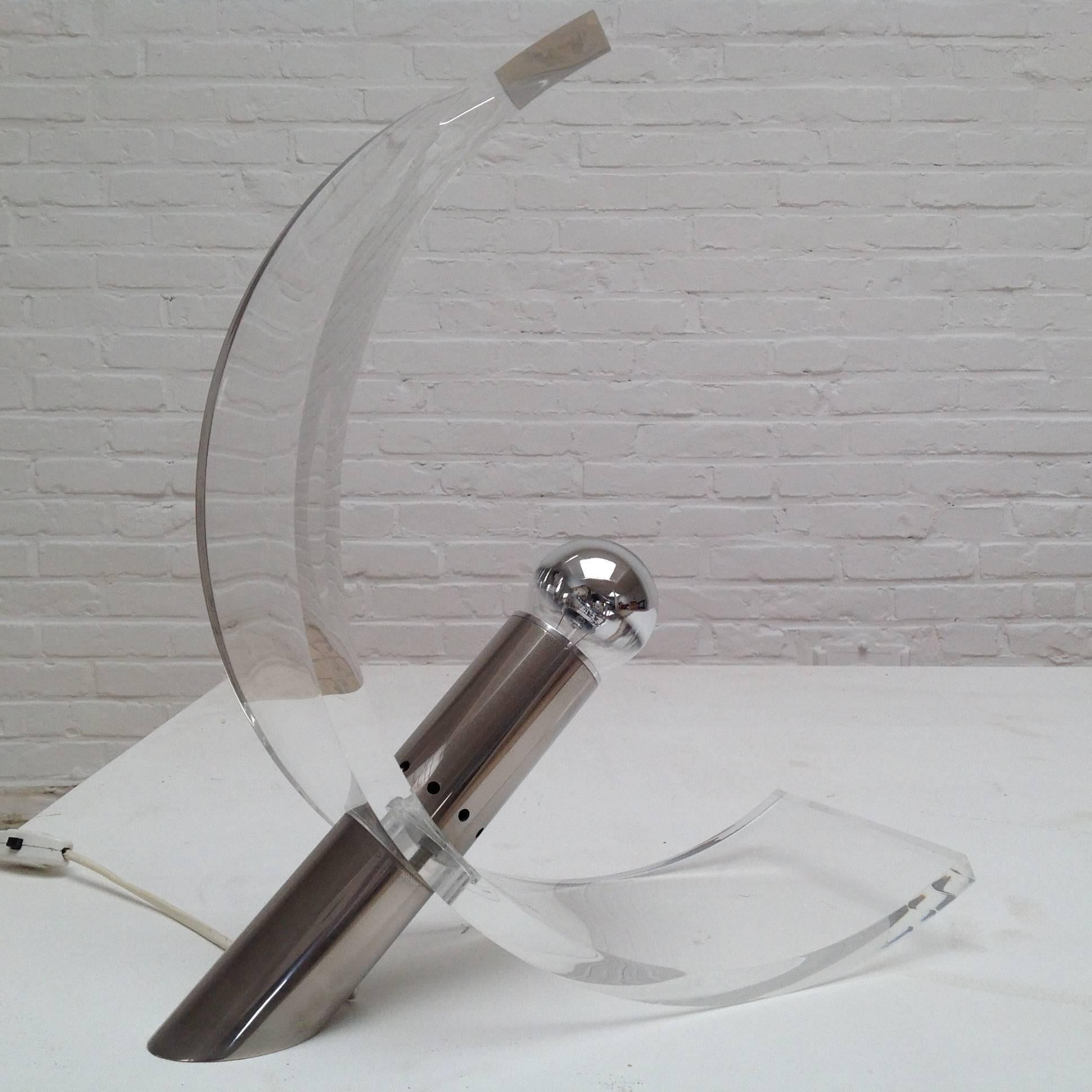 Rarely offered, this beautiful plexi desk lamp in very good condition, no words anymore, enjoy the pictures.
The wiring is completely checked and okay for the US, only one E27 large fitting.