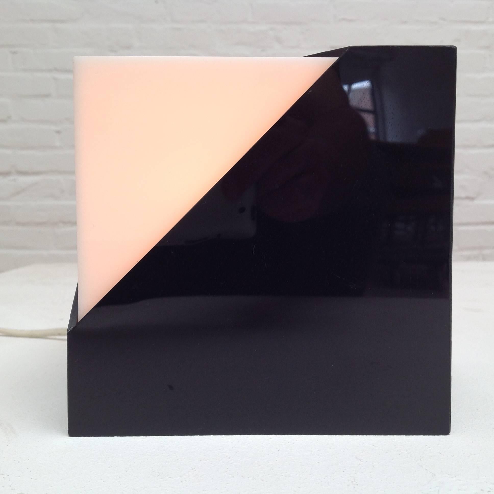 Nice Design, Small Cube Lamp from Plexi, Anno, 1970 In Excellent Condition For Sale In Brussels, BE
