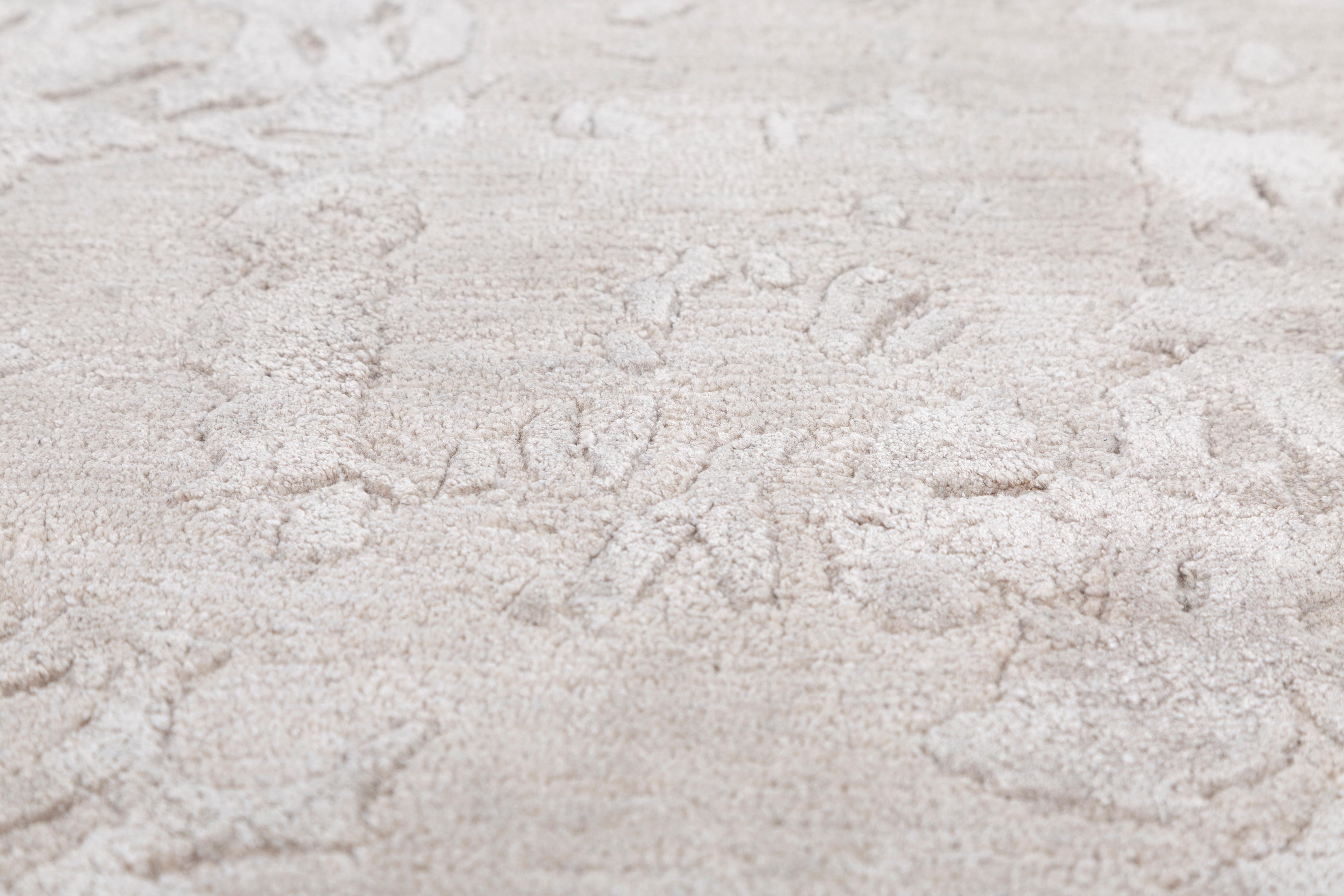 Jaipur Rugs Wie der Name schon sagt, bietet die White Noise Collection handgetuftete Teppiche mit unterbrechenden Linien, die ein Gefühl von geometrischem Fluss vermitteln. Die angedeuteten Details ermöglichen es dem Auge, eine Illusion zu bilden