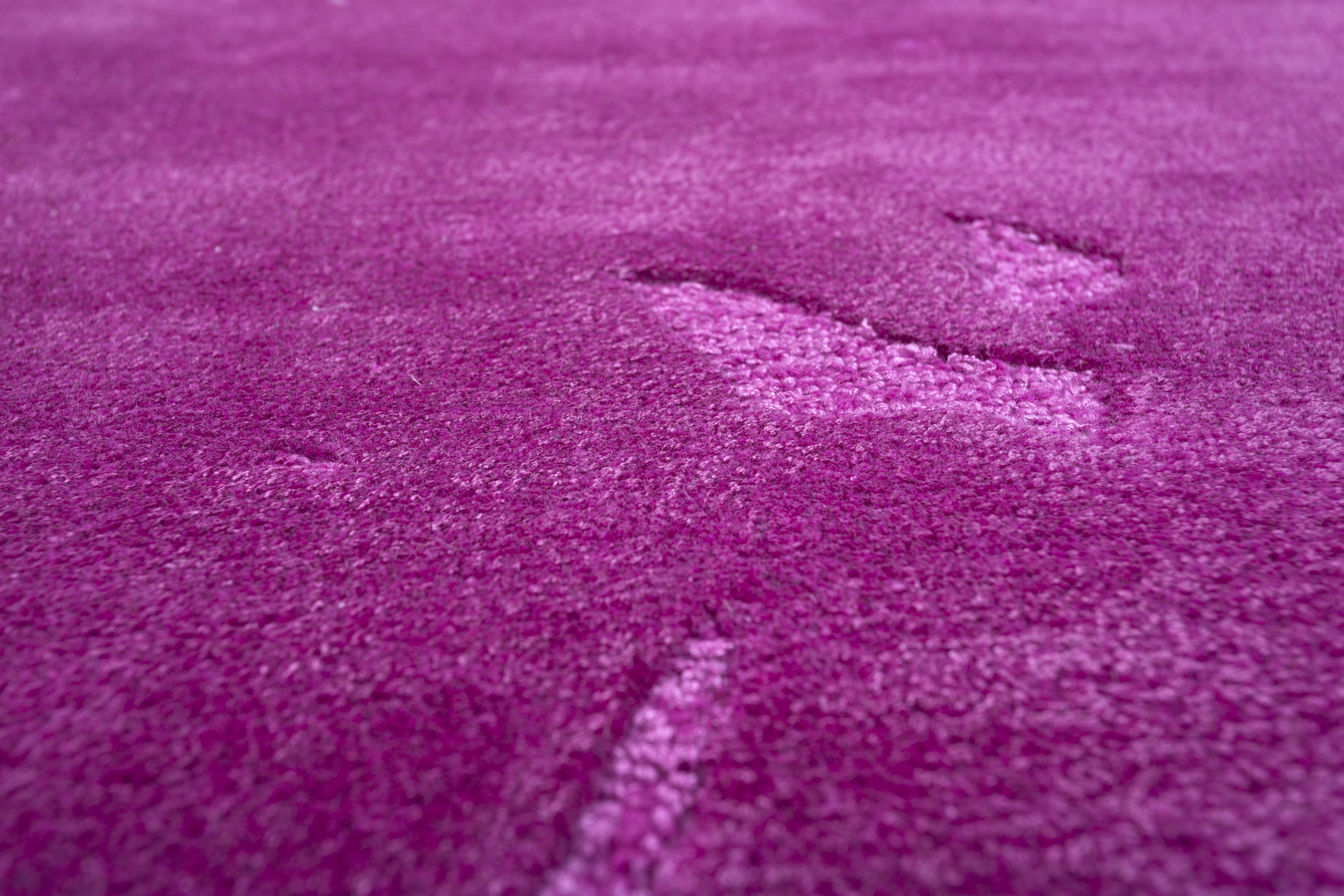 Jaipur Rugs Proprio come il suo nome, con una consistenza di continuità, la collezione white noise presenta tappeti trapuntati a mano con linee dirompenti che mostrano un senso di flusso geometrico. I dettagli suggeriti permettono all'occhio di