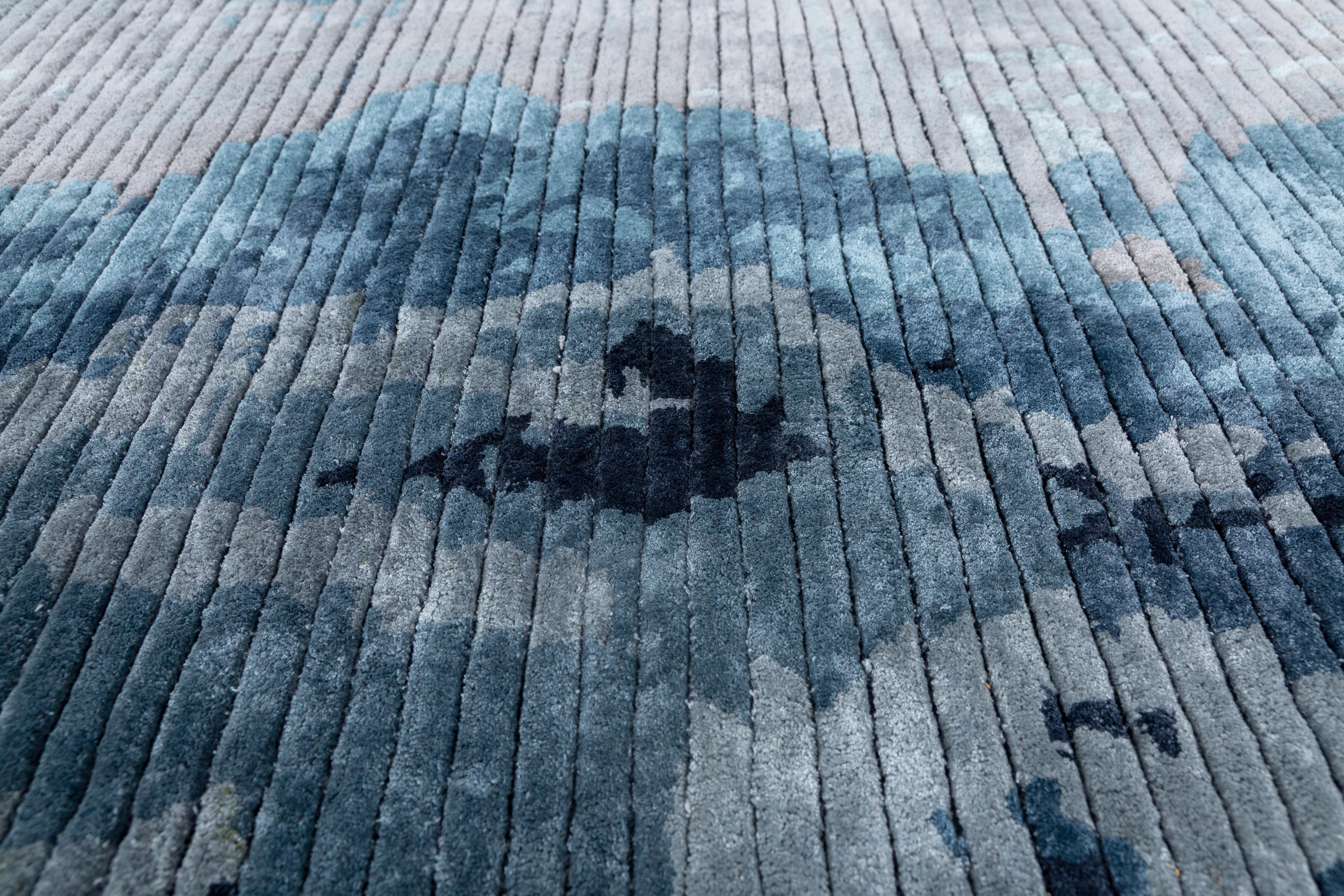Jaipur Rugs Wie der Name schon sagt, bietet die White Noise Collection handgetuftete Teppiche mit unterbrechenden Linien, die ein Gefühl von geometrischem Fluss vermitteln. Die angedeuteten Details ermöglichen es dem Auge, eine Illusion zu bilden