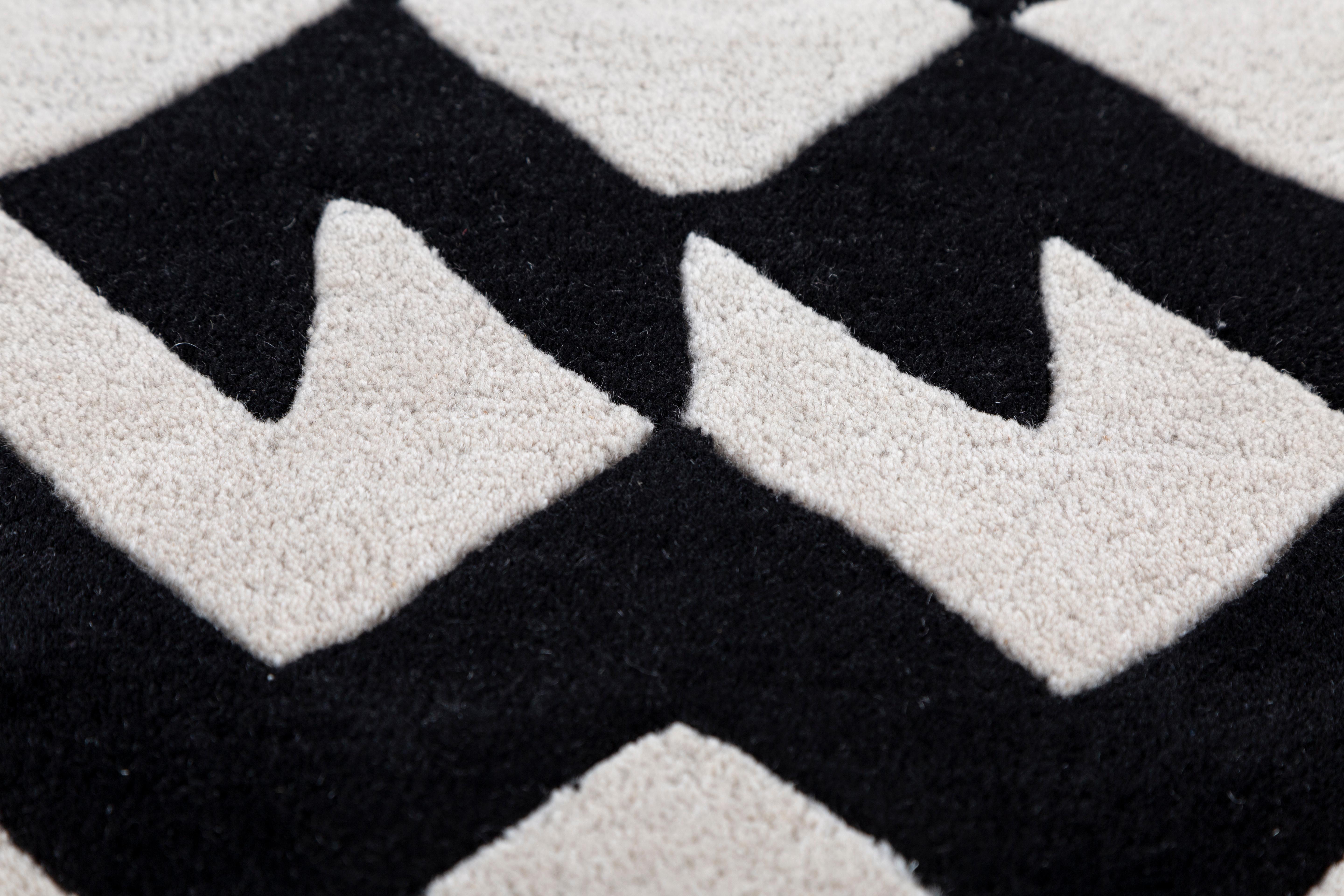Jaipur Rugs Die Adrift Collection ist eine kühne Erkundung der Kontraste, bei der auffällige Schwarz-Weiß-Muster die Grundlage für jedes Stück bilden. Diese monochromen Elemente sorgen für eine starke, zeitlose Aussage, während kräftige Farbtupfer