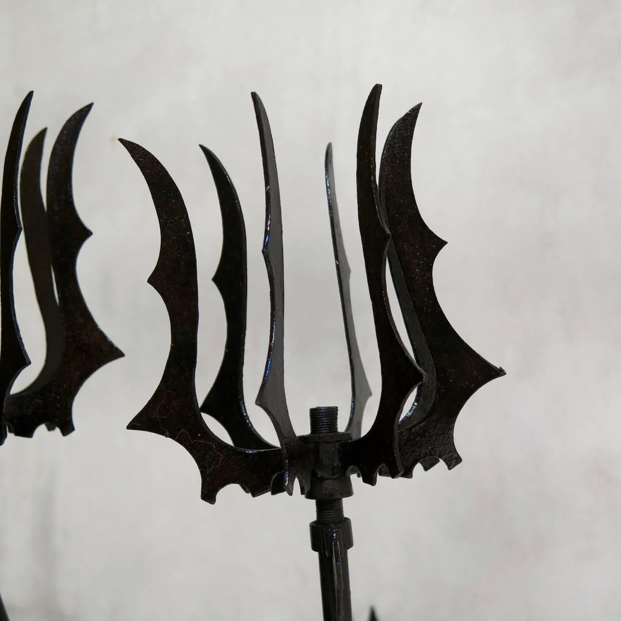 Juego de cuatro candelabros neogóticos de hierro, Francia, años 40 Francés en venta