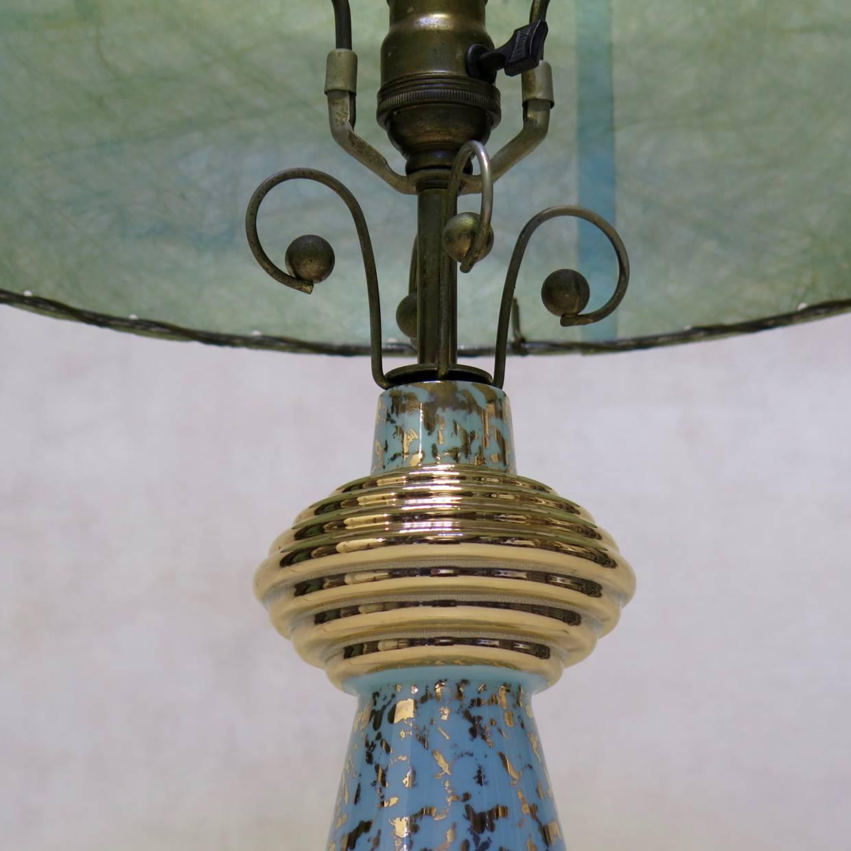 Paire de lampes en porcelaine mouchetée d'or avec abat-jour en papier, États-Unis, années 1950 en vente 3