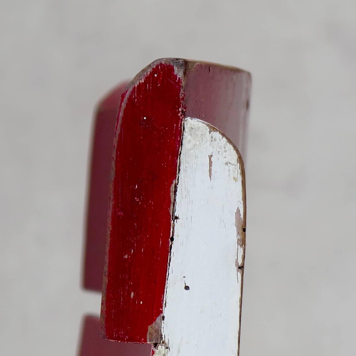 Roter und weiß bemalter „Fischel“-Stuhl, Frankreich, ca. 1920er-1930er Jahre im Zustand „Starke Gebrauchsspuren“ im Angebot in Isle Sur La Sorgue, Vaucluse