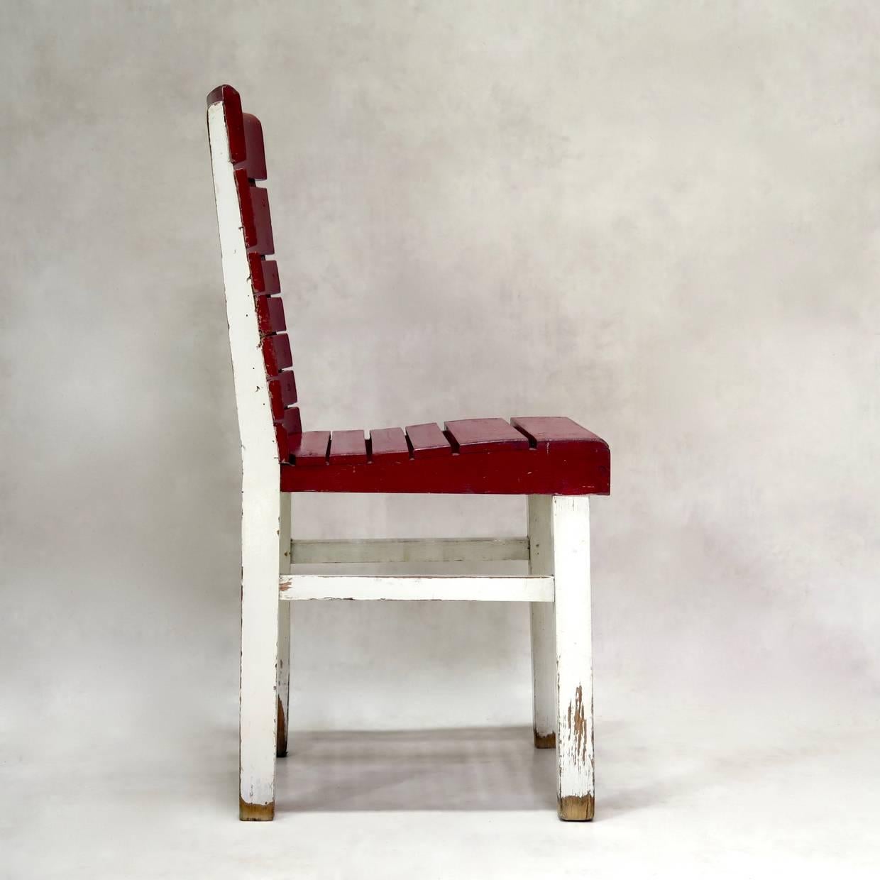 Roter und weiß bemalter „Fischel“-Stuhl, Frankreich, ca. 1920er-1930er Jahre (De Stijl) im Angebot