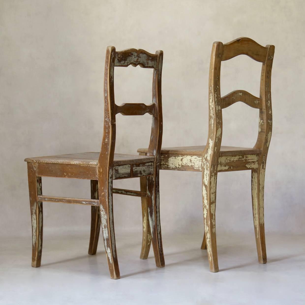 Français Fausse paire de chaises rustiques en pin, France, 19ème siècle en vente