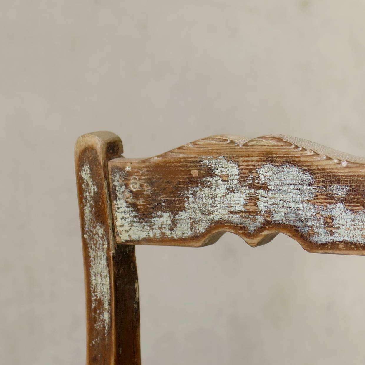 Paar rustikale Kiefernstühle aus Kiefernholz, Frankreich, 19. Jahrhundert im Zustand „Starke Gebrauchsspuren“ im Angebot in Isle Sur La Sorgue, Vaucluse