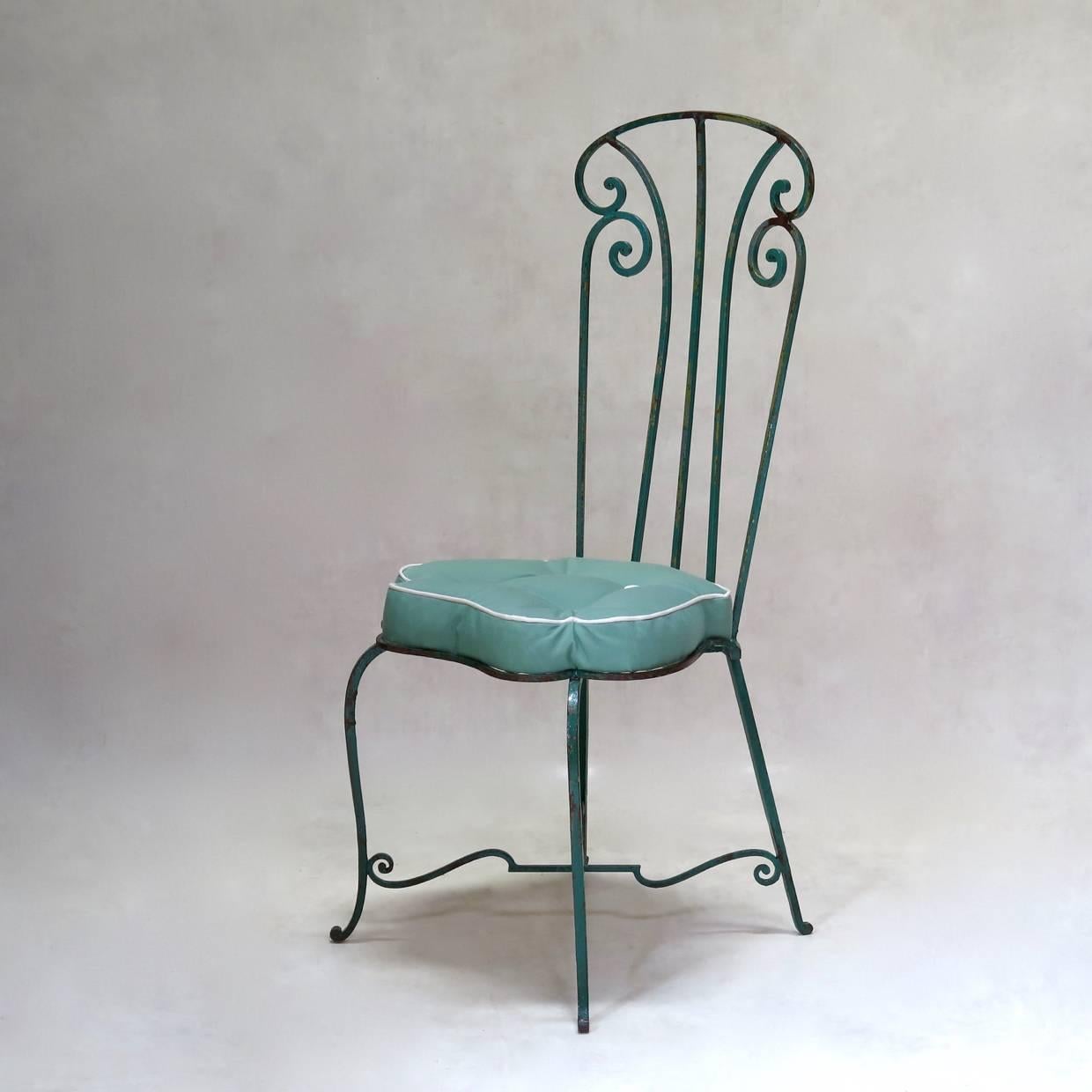 Set of Seven Art Nouveau Iron Chairs with Flower Seats, France, circa 1920s In Excellent Condition For Sale In Isle Sur La Sorgue, Vaucluse