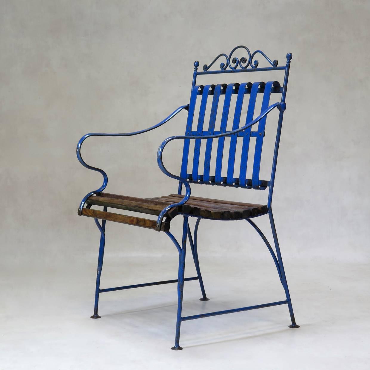 20th Century Lovely French 1930s Wrought Iron and Wood Garden Table with Four Armchairs For Sale