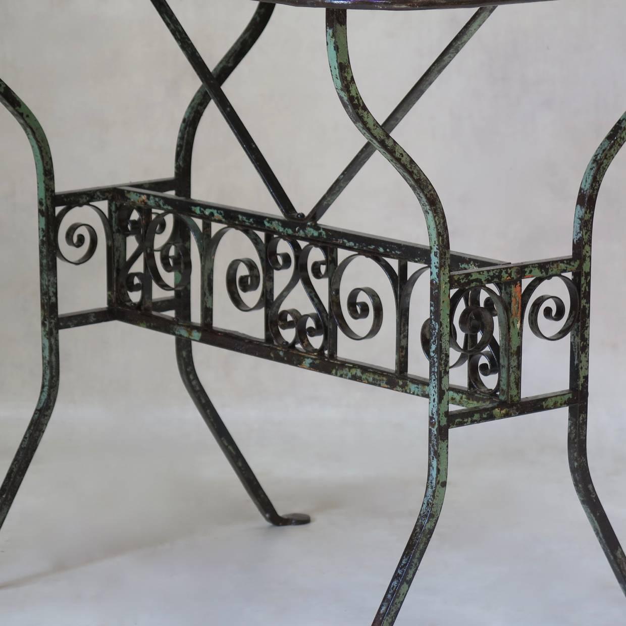 20ième siècle Élégante table en fer peint des années 1920 d'Arras, France en vente