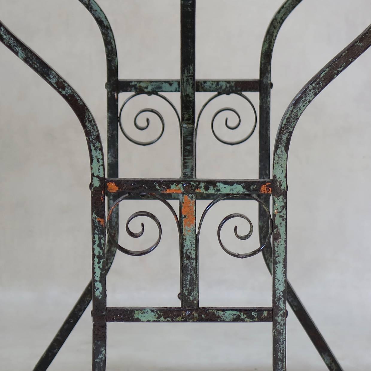 Elegant 1920s Painted Iron Table from Arras, France In Distressed Condition For Sale In Isle Sur La Sorgue, Vaucluse