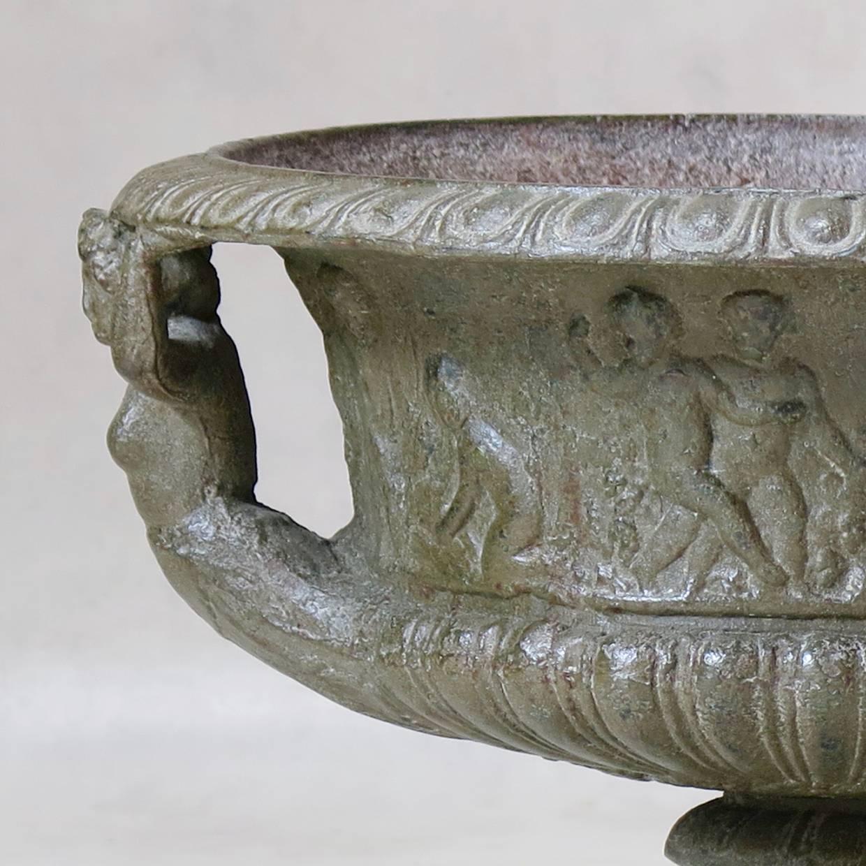 Classical Roman Elegant Pair of French Cast Iron Urns, circa 1850 For Sale