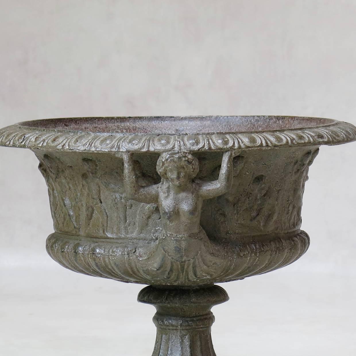 Elegant Pair of French Cast Iron Urns, circa 1850 In Good Condition For Sale In Isle Sur La Sorgue, Vaucluse