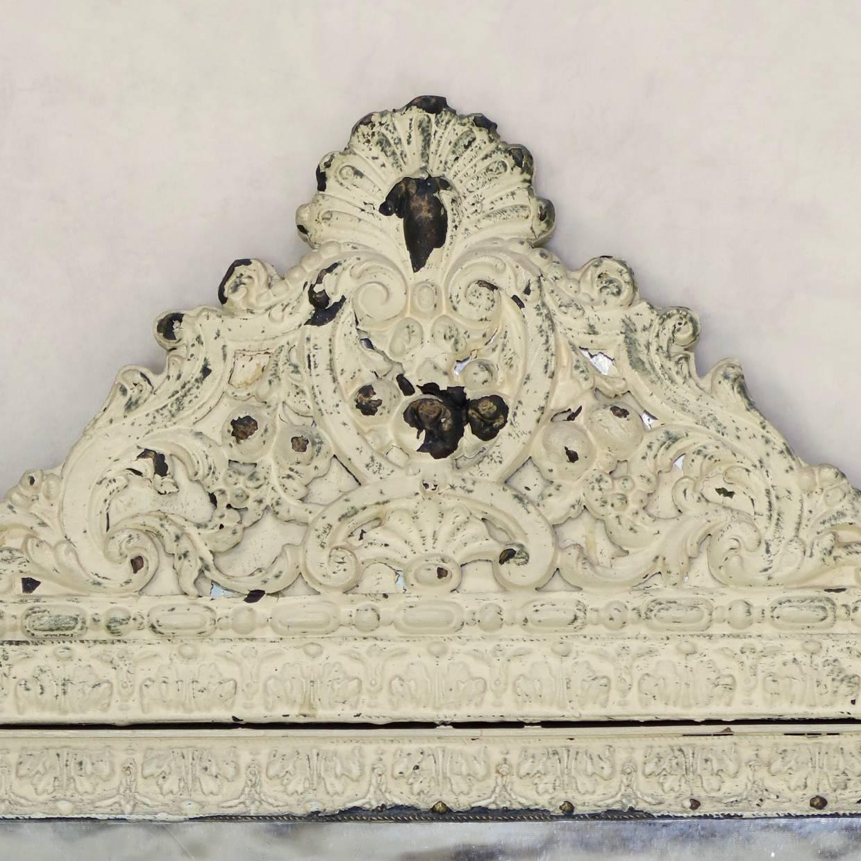 Bemalter Repouss-Spiegel mit Messingverschlüssen, Frankreich, spätes 19. Jahrhundert (Regency) im Angebot