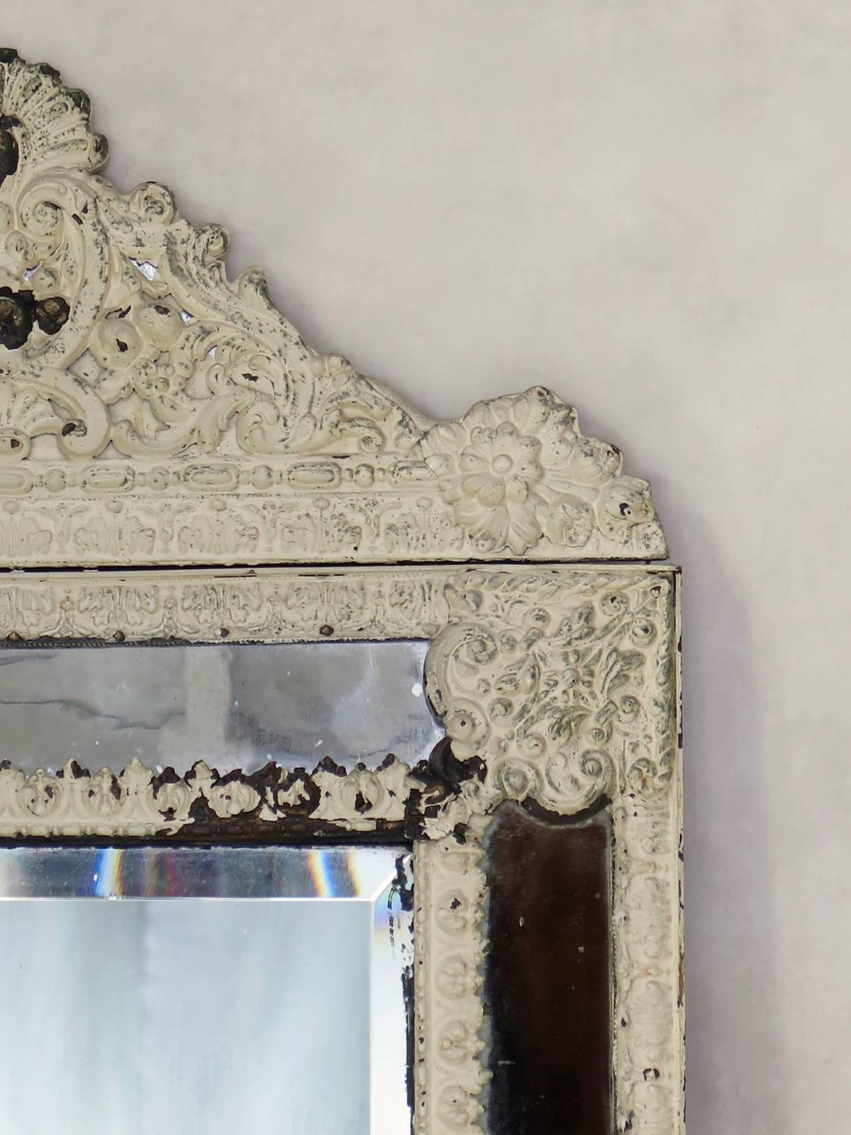Bemalter Repouss-Spiegel mit Messingverschlüssen, Frankreich, spätes 19. Jahrhundert (Repoussé) im Angebot