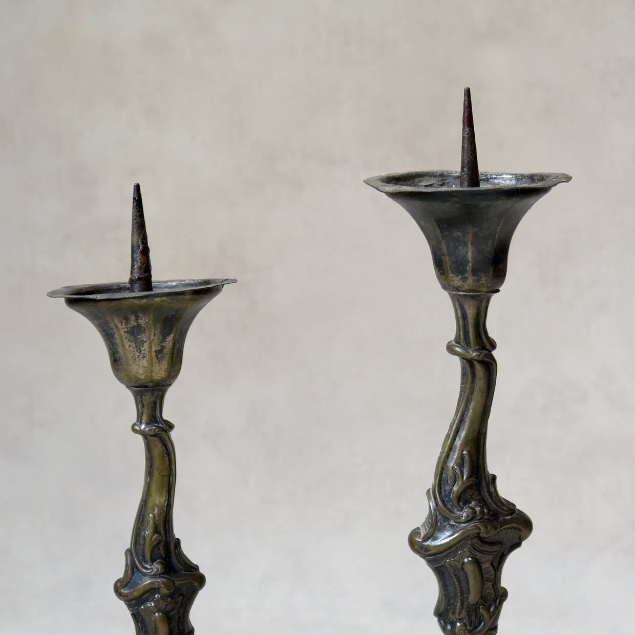 Pair of Louis XV Style Repoussé Copper Candlesticks, France, circa 1850s In Fair Condition For Sale In Isle Sur La Sorgue, Vaucluse