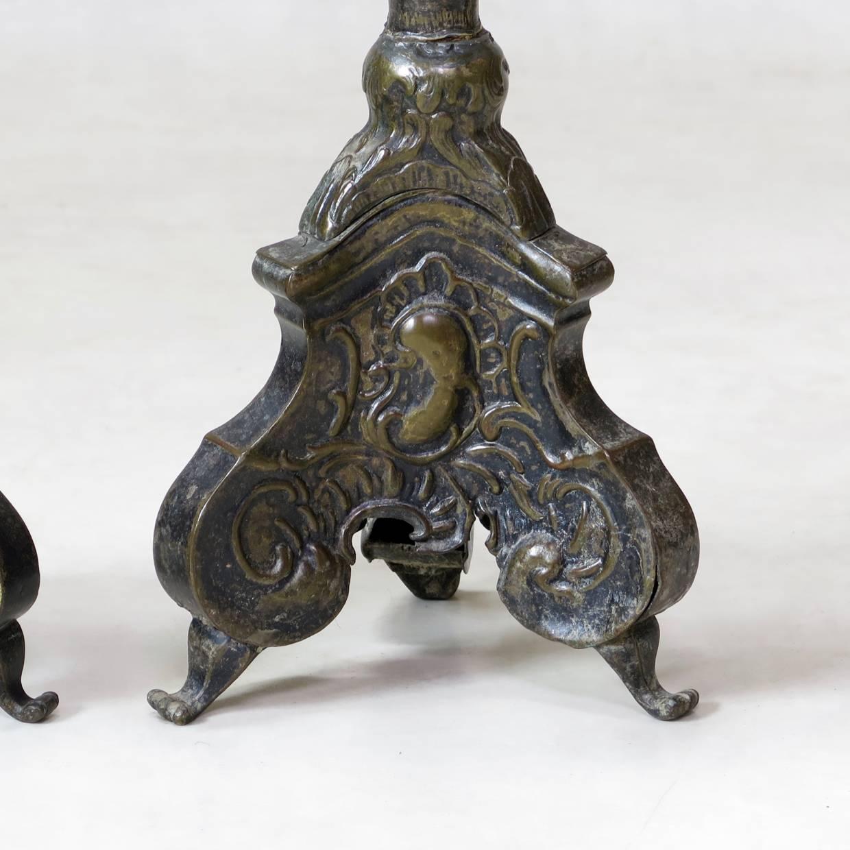 Paar Repouss-Kerzenständer aus Kupfer im Louis-XV-Stil, Frankreich, um 1850 (19. Jahrhundert) im Angebot
