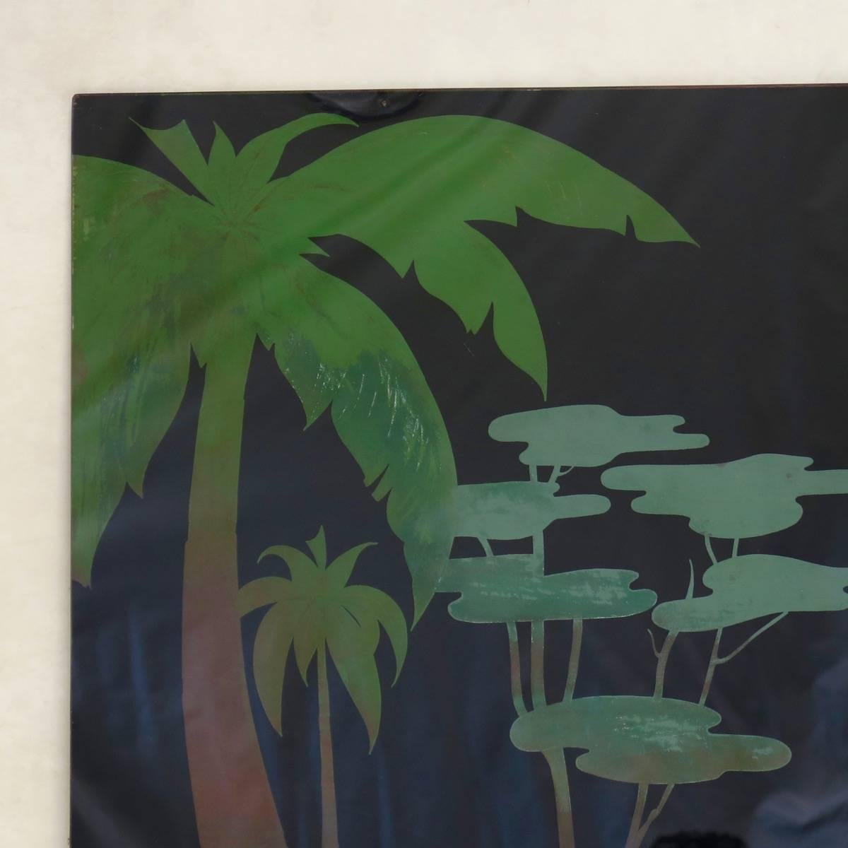Très joli et décoratif grand panneau de verre fixé sous verre, représentant un couple de cerfs dans un cadre tropical paisible, sur fond noir. La technique de la peinture sur l'envers rend les couleurs très vives et leur donne une belle profondeur.