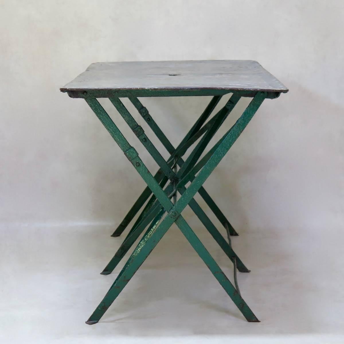 French Folding Zinc Top Iron Table, circa 1920s In Distressed Condition In Isle Sur La Sorgue, Vaucluse