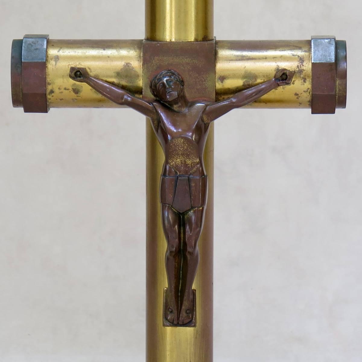 Set of Six Large Brass Candleholders and a Crucifix, France, Early 20th Century In Good Condition For Sale In Isle Sur La Sorgue, Vaucluse