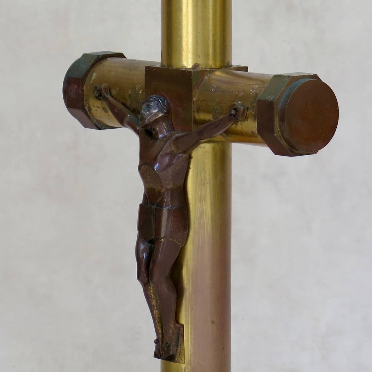 Metallo Set di sei grandi portacandele in ottone e un crocifisso, Francia, inizio XX secolo in vendita