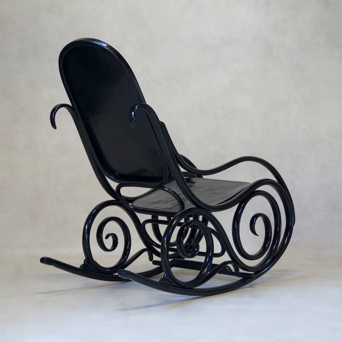 Rocking Chair aus Bugholz, Thonet zugeschrieben, frühes 20. Jahrhundert (Wiener Secession) im Angebot