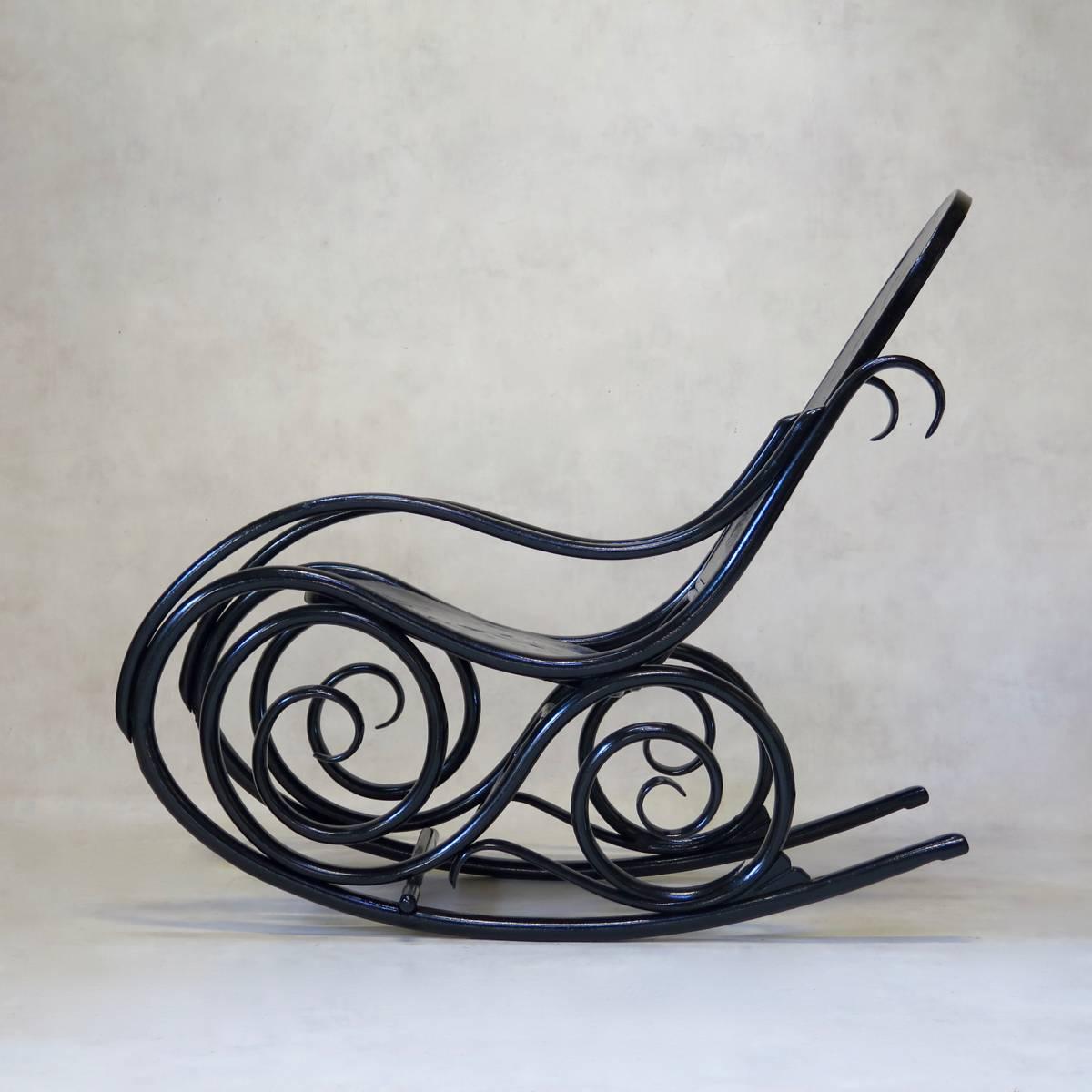 Klassischer Schaukelstuhl aus Bugholz im Stil der Wiener Secession mit geprägtem Holzsitz und -rücken und schönem, geschwungenem Fuß. Neu lackiert in glänzendem Schwarz.