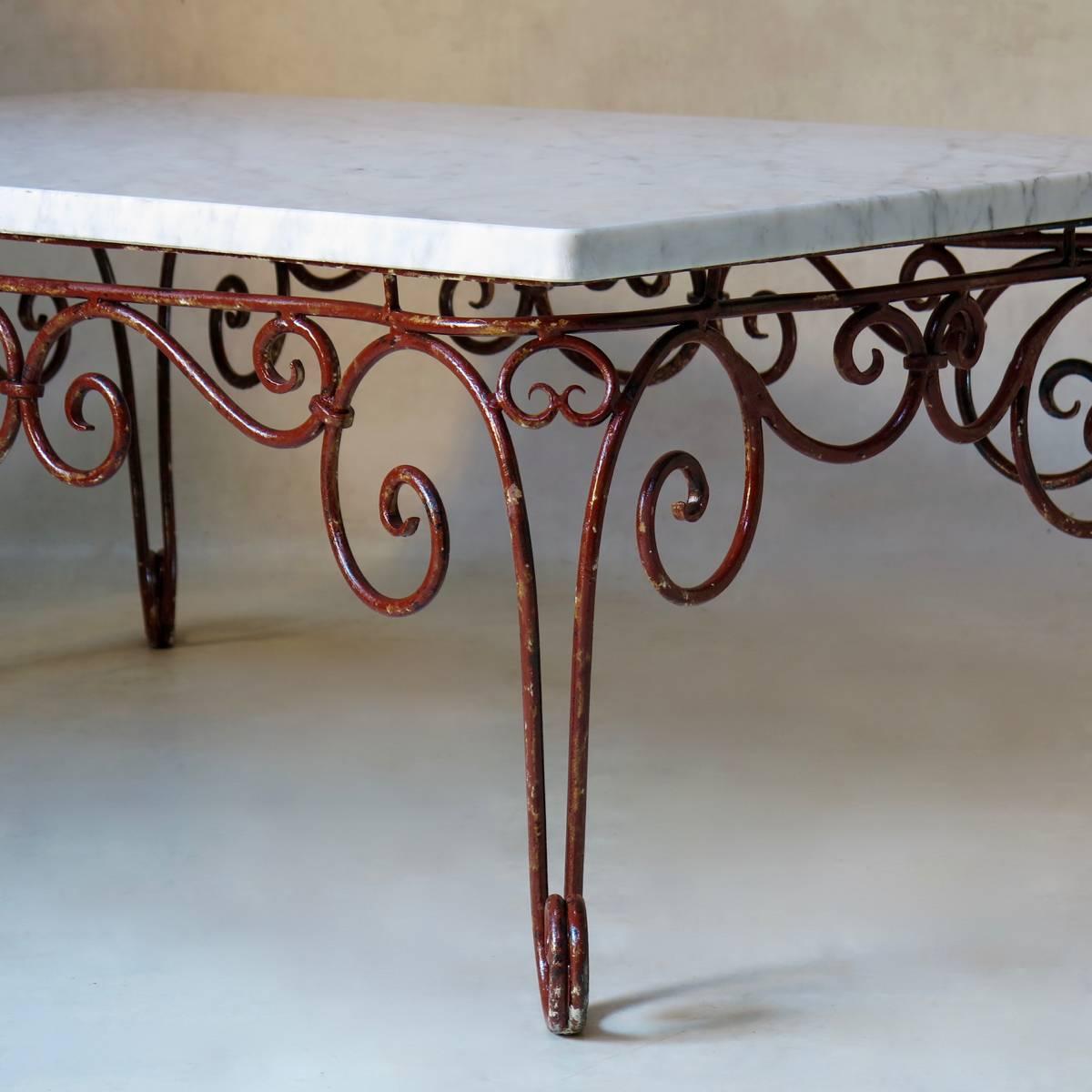 French 1950s Iron and Marble Coffee Table In Excellent Condition For Sale In Isle Sur La Sorgue, Vaucluse