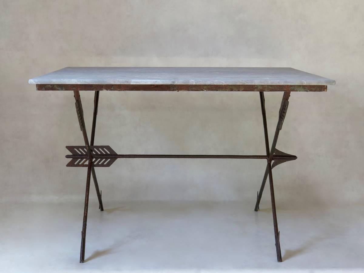 Chic and one-of-a-kind table with a stylized arrow iron base and original marble top.