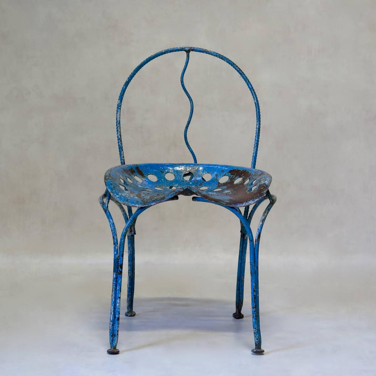 Presque-paire de chaises françaises en fer 
