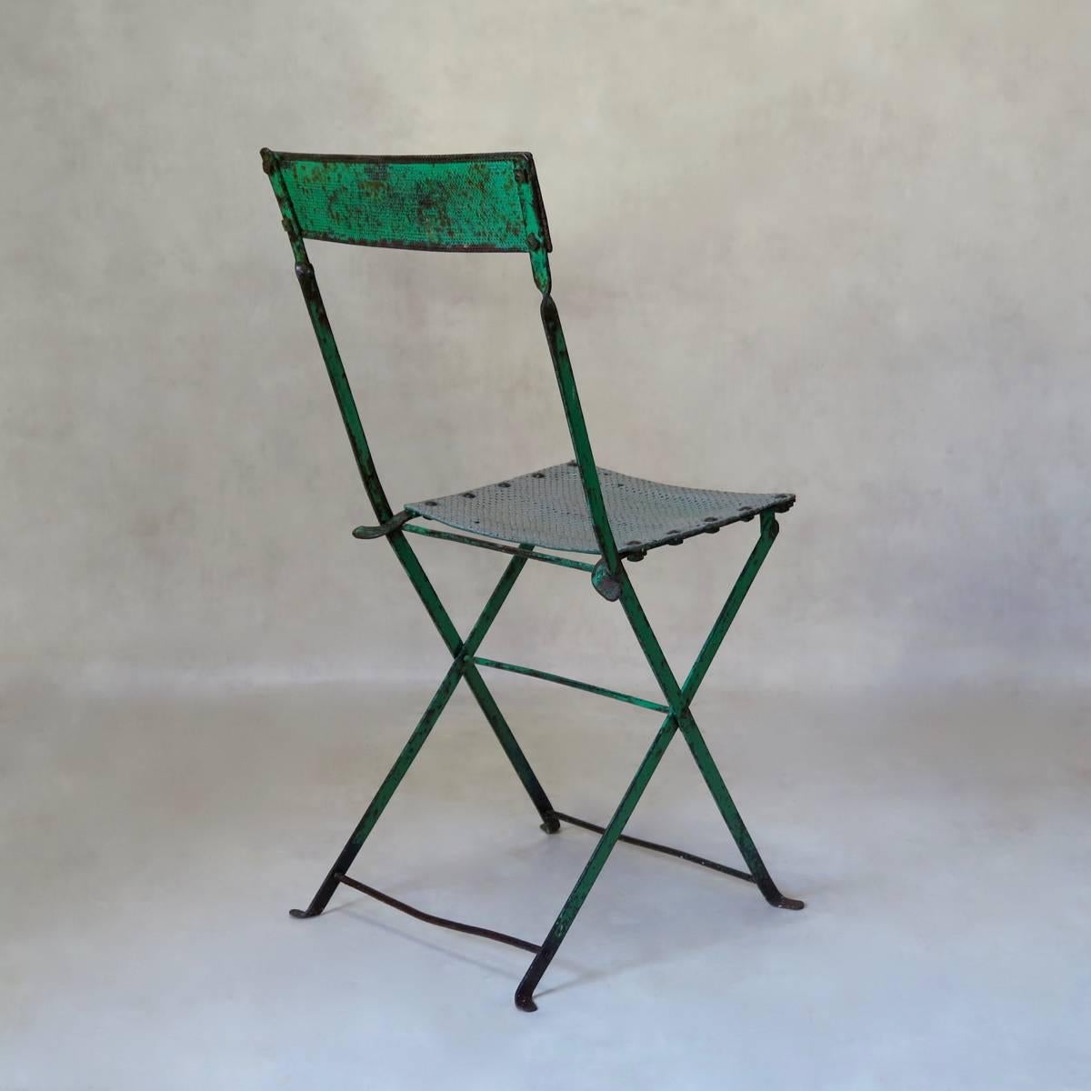 Mid-Century Modern Petite chaise française des années 1950 en aluminium peint en vert et en fer en vente